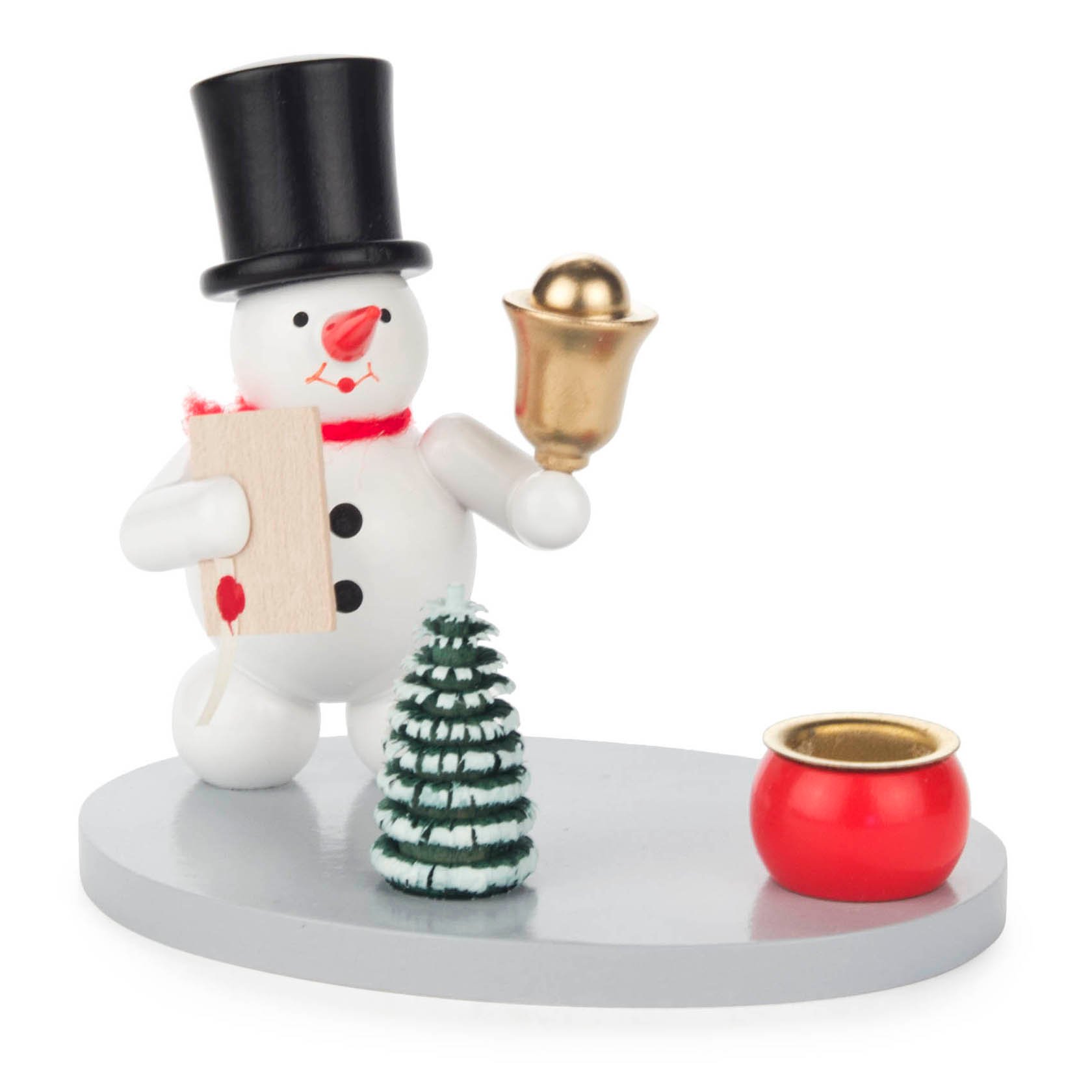 Ein Schneemann aus Holz mit schwarzem Zylinder, rotem Schal und orangener Nase hält in der linken Hand eine Glocke und in der rechten einen Zettel. Vor ihm ein kleiner Tannenbaum und ein roter Kerzenhalter für Kerzen mit 14mm Durchmesser.