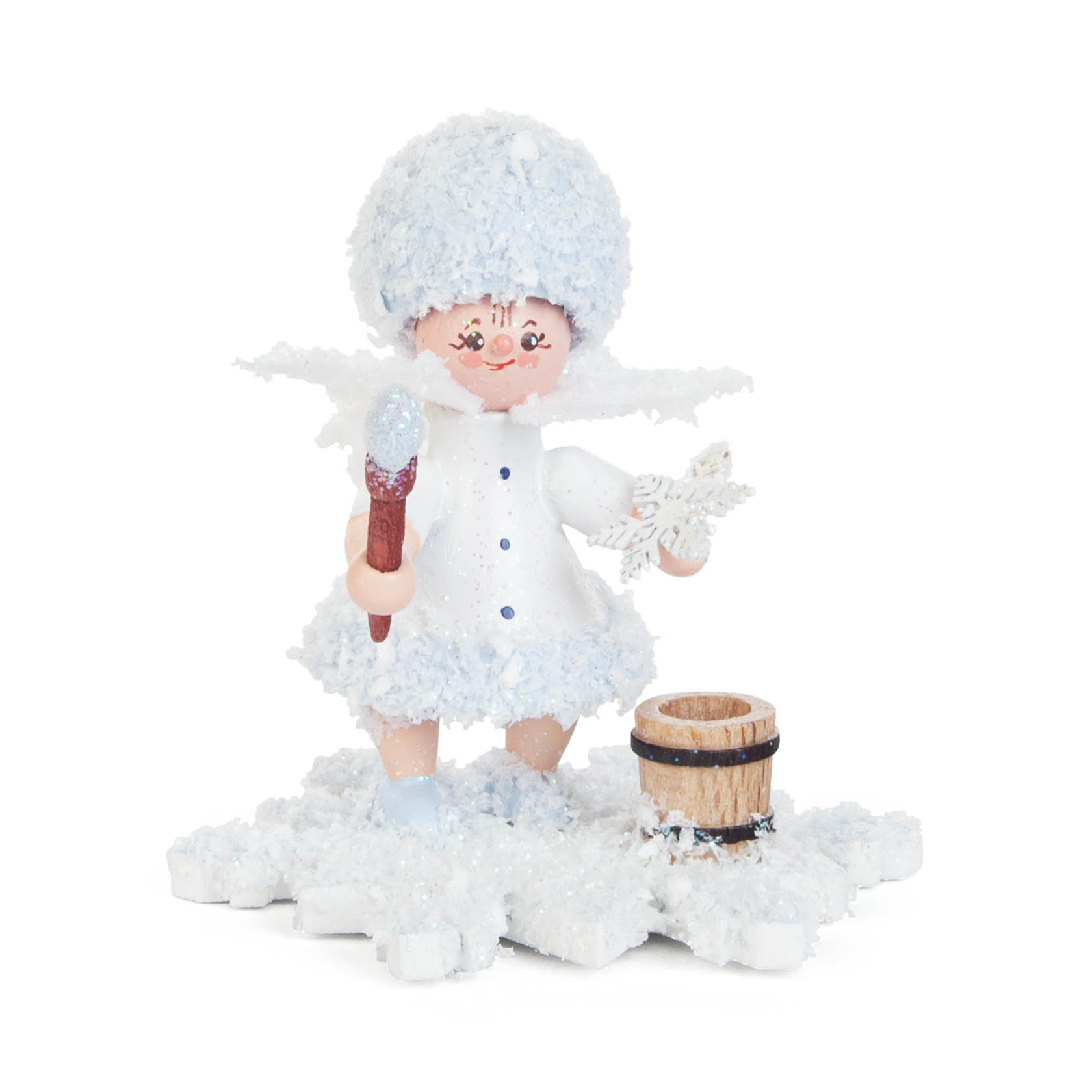 Kleine Figur eines Mädchens in winterlichem Blau mit Fellmütze, hält Pinsel und Stern, steht auf Schnee, neben ihr ein Holzeimer. im Dregeno Online Shop günstig kaufen
