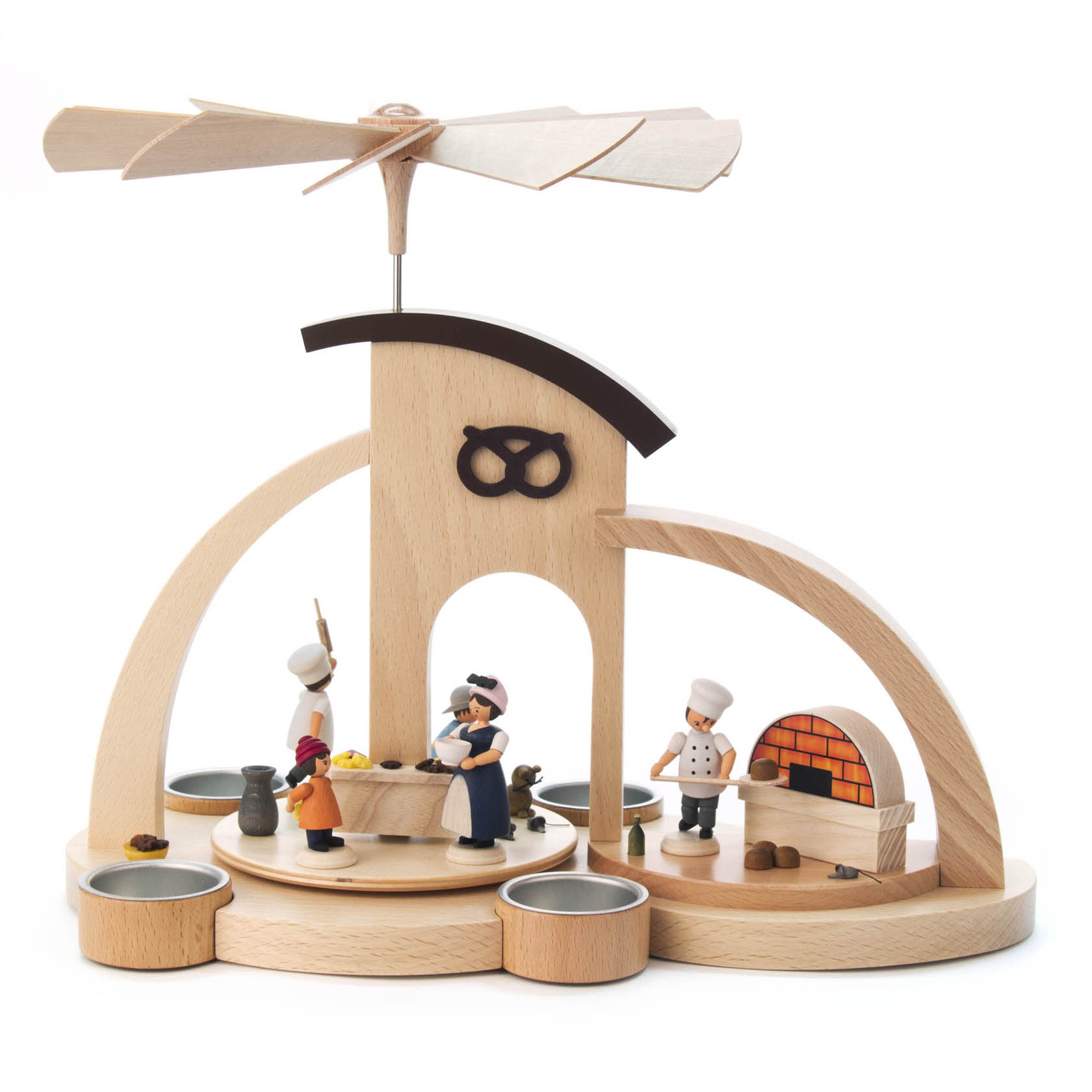 Holzpyramide mit Teelichthaltern, Backthema. Zwei Bäckerfiguren, ein Ofen und eine Frau, die Teig bearbeitet. Oben ein Propeller und Brezelmotiv.