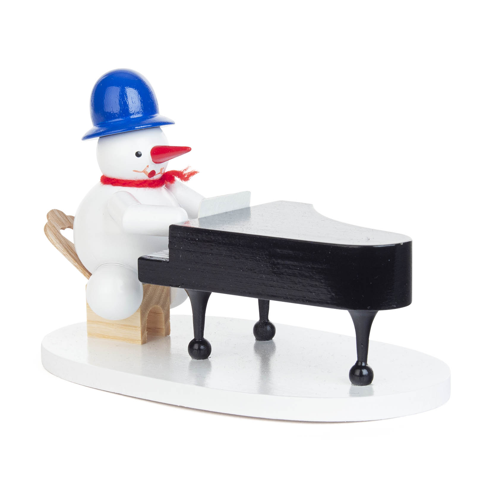 Ein kleiner Schneemann mit blauem Hut und rotem Schal sitzt auf einem Holzstuhl und spielt an einem schwarzen Flügel. im Dregeno Online Shop günstig kaufen