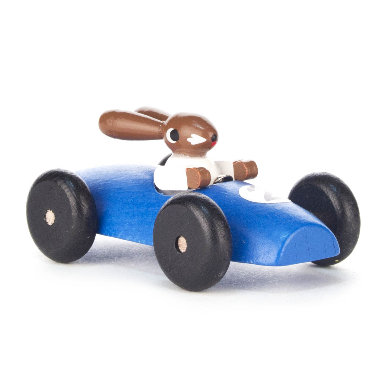 Ein kleines, blaues Spielzeug-Rennauto mit einem braunen Hasen als Fahrer, der ein weißes Shirt trägt. im Dregeno Online Shop günstig kaufen