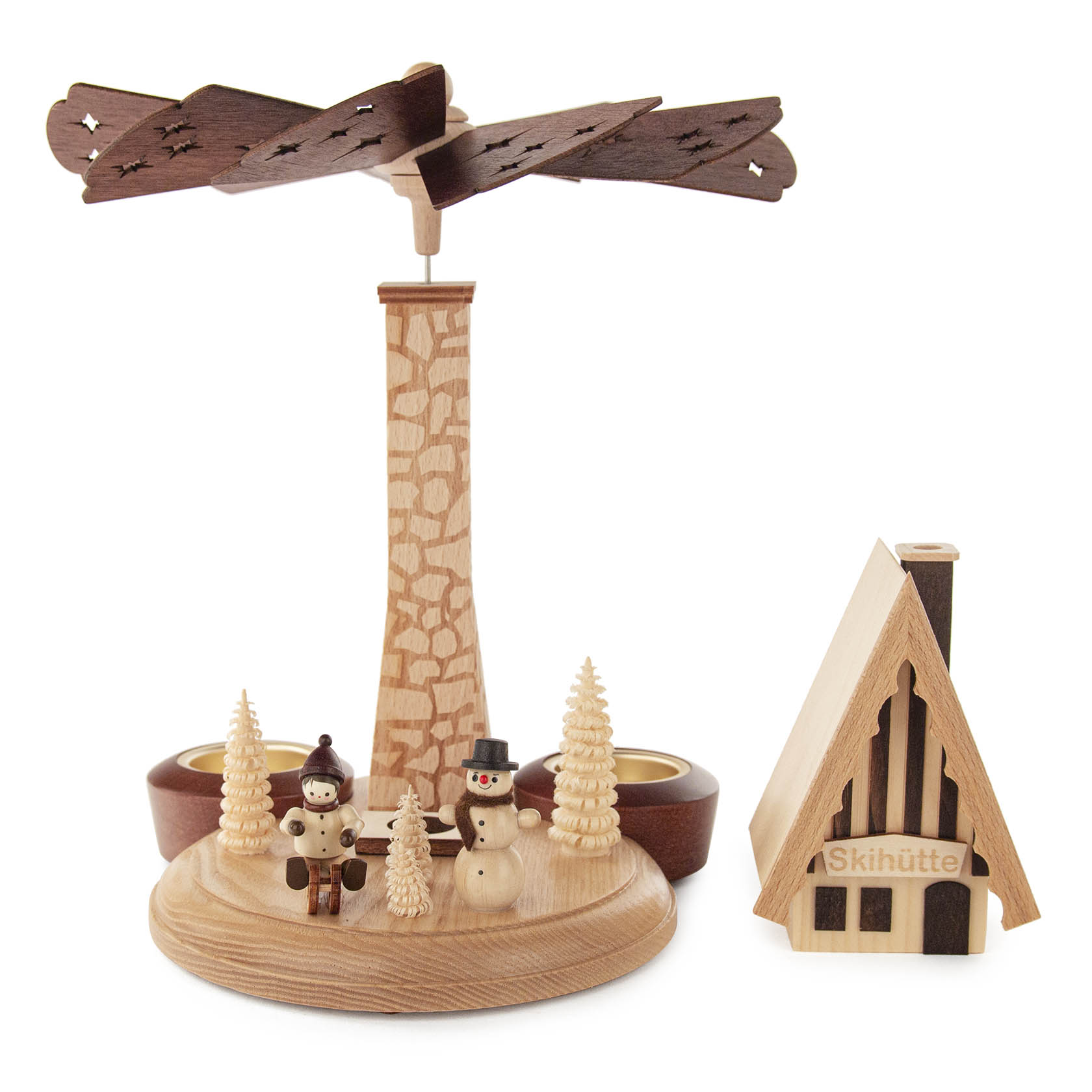 Räucherpyramide mit einer sich drehenden Holzplattform oben, darunter zwei Schneemänner und mehrere kleine Tannenbäume; daneben steht eine Holzskihütte.