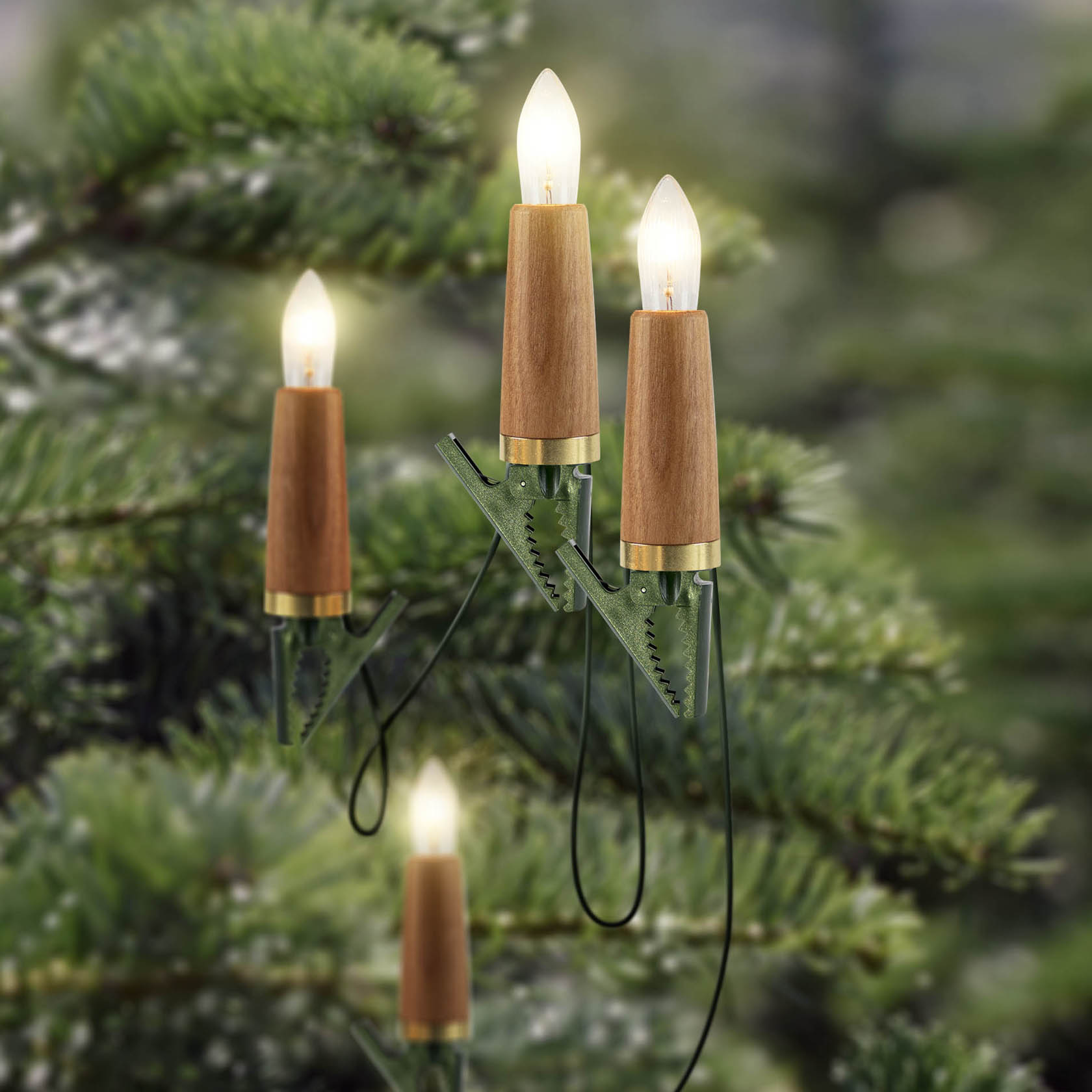 Nahaufnahme einer Lichterkette mit 15 Kerzen in Holzoptik an einem grünen Tannenbaum. Die Kerzen haben einen Holzschaft in Kirschfarben und sind beleuchtet.