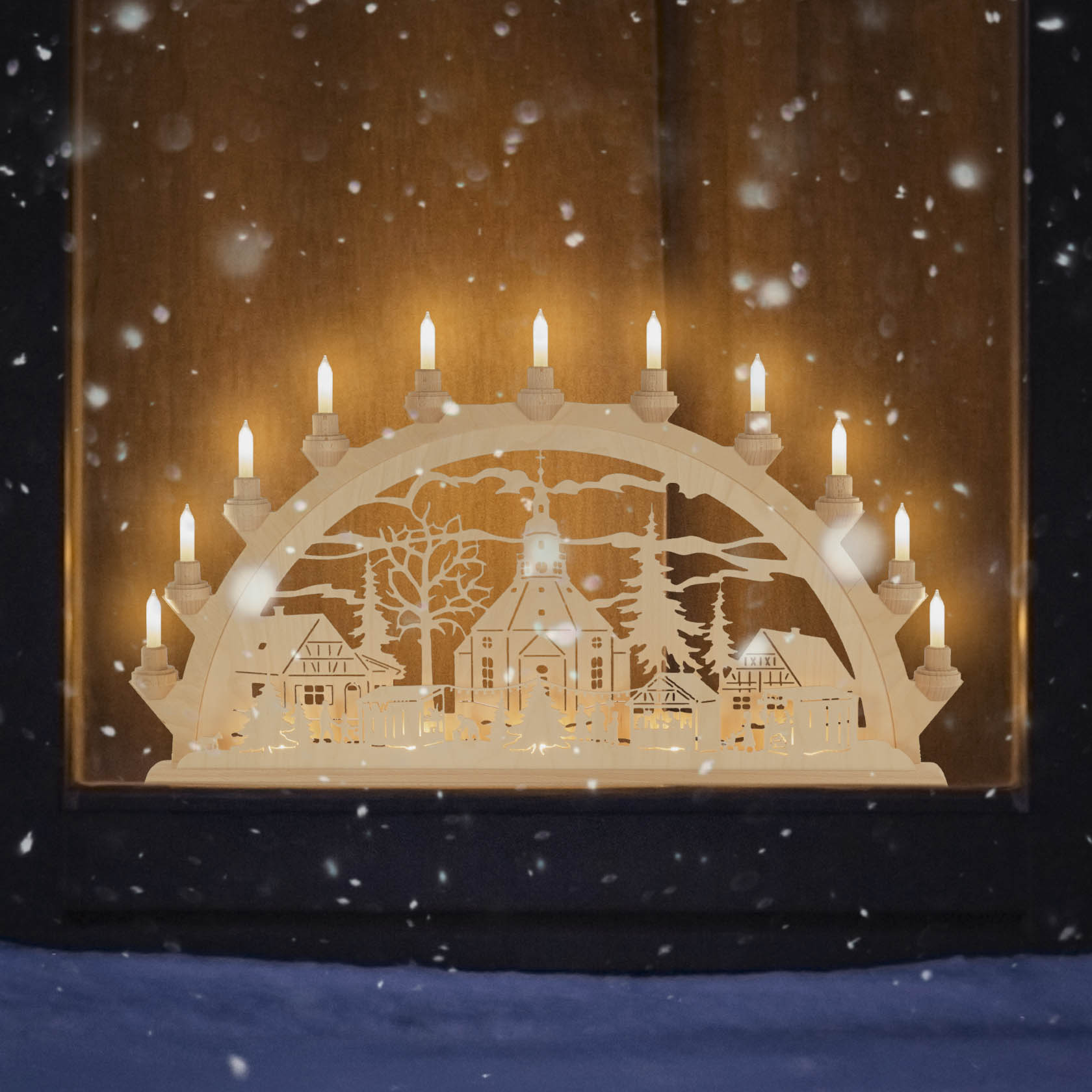 Ein elektrisch beleuchteter Schwibbogen zeigt die Seiffener Weihnachtsmarkt-Szene mit einer Kirche im Zentrum, umgeben von Häusern und Bäumen.