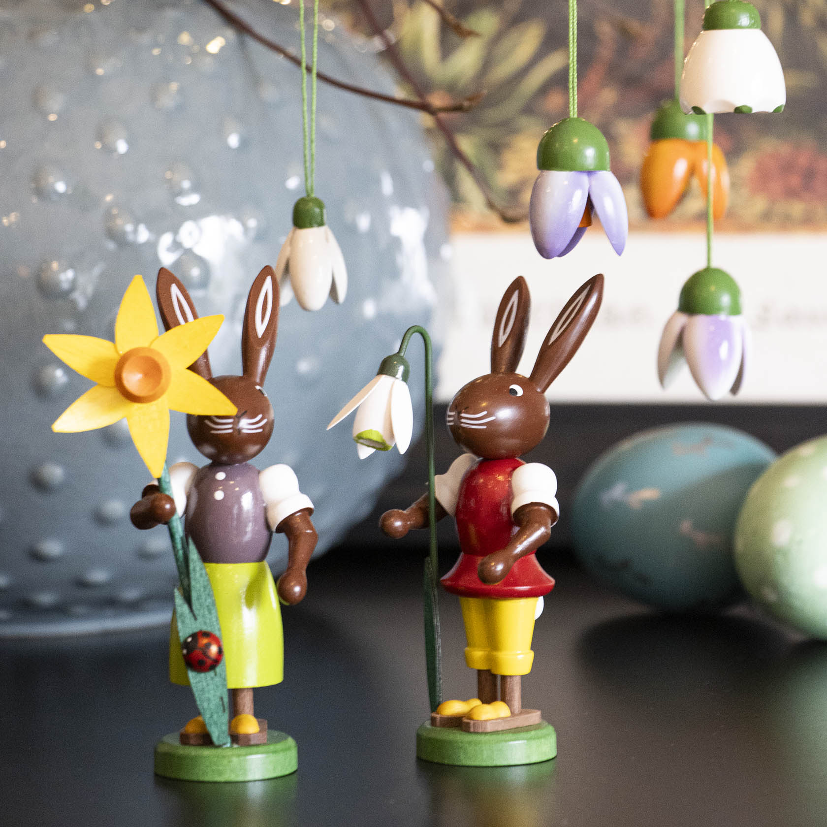 Hase mit Schneeglöckchen