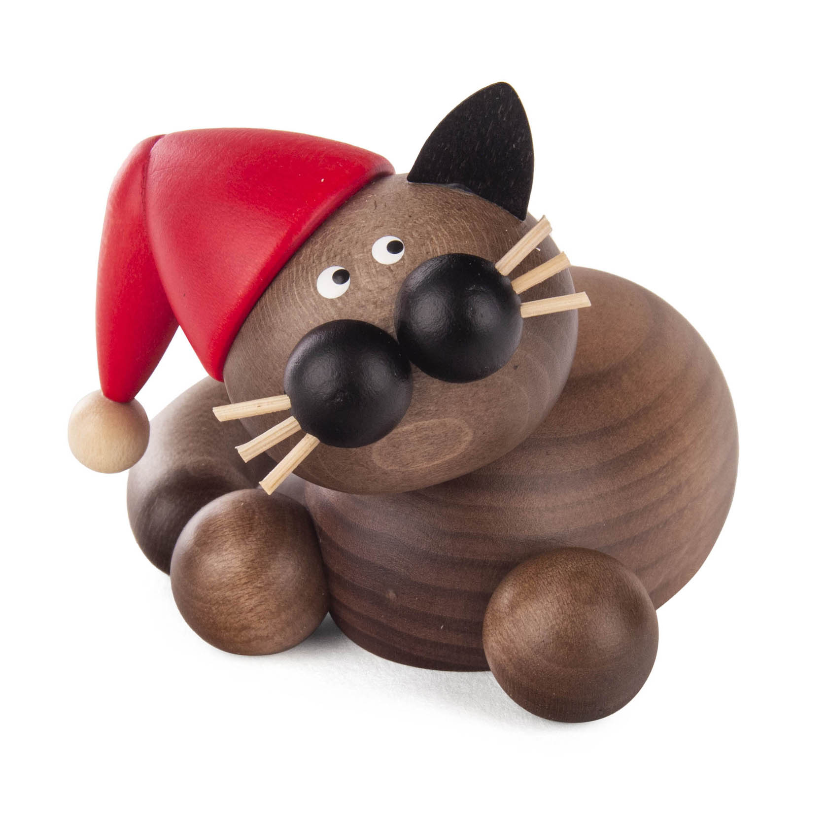 Holzfigur einer Katze mit Weihnachtsmütze, grau-schwarz, mit großen Augen und Schnurrhaaren, schmiegt sich liegend an. im Dregeno Online Shop günstig kaufen