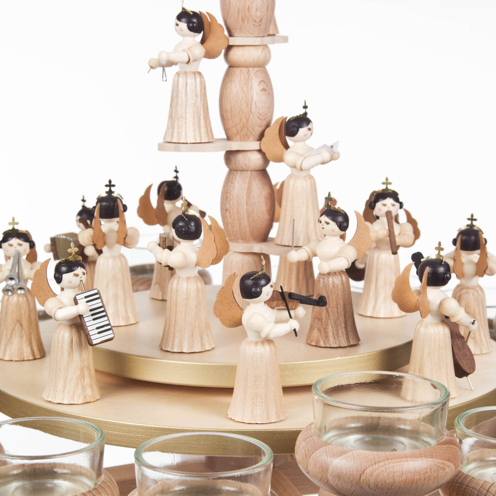 Holzpyramide mit verschiedenen Engel-Figuren, die Musikinstrumente halten. Die Pyramide hat zwei Ebenen und Platz für Teelichter.