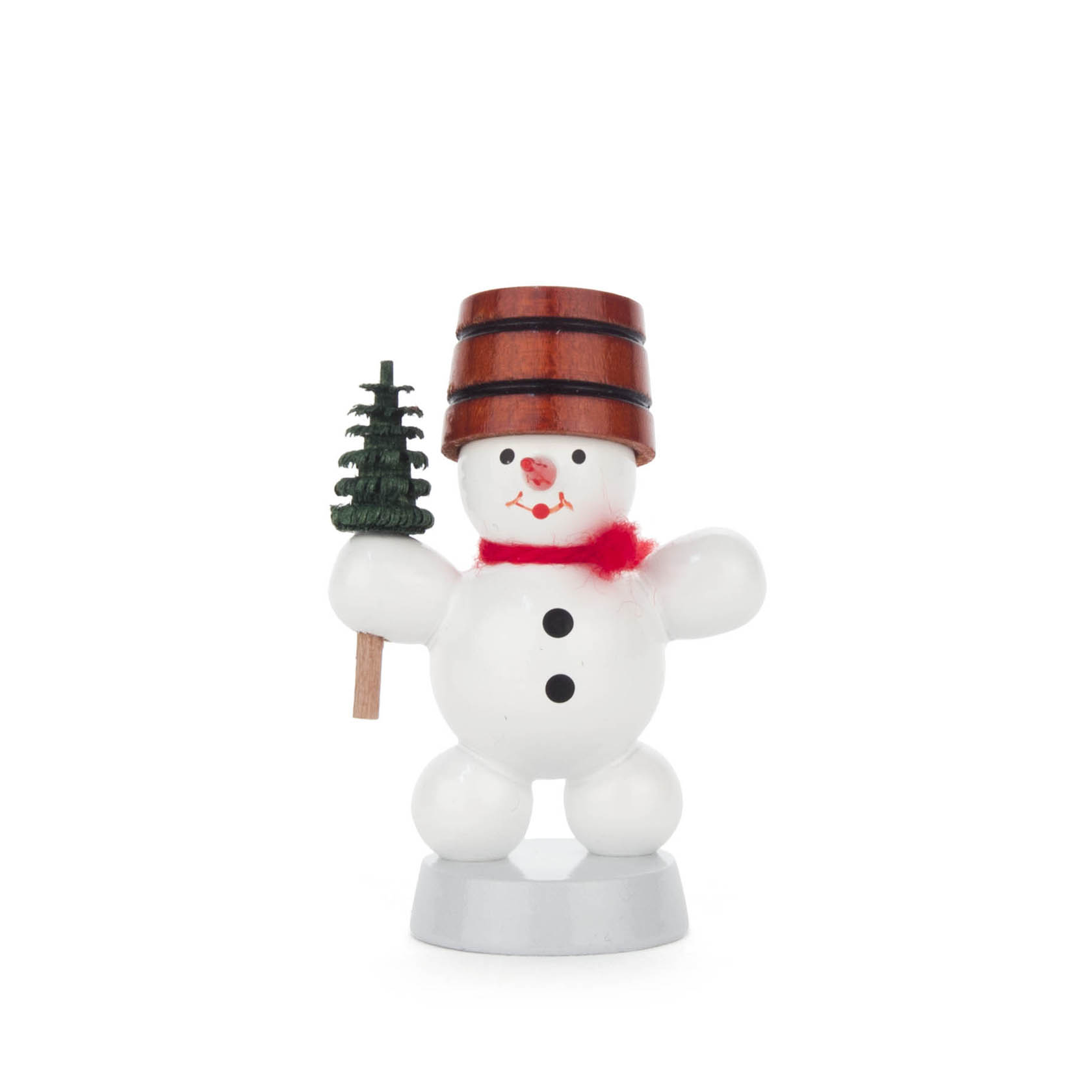 Kleiner Schneemann mit rotem Schal und braunem Eimerhut, der ein kleines Modell eines Tannenbaums in der Hand hält. im Dregeno Online Shop günstig kaufen