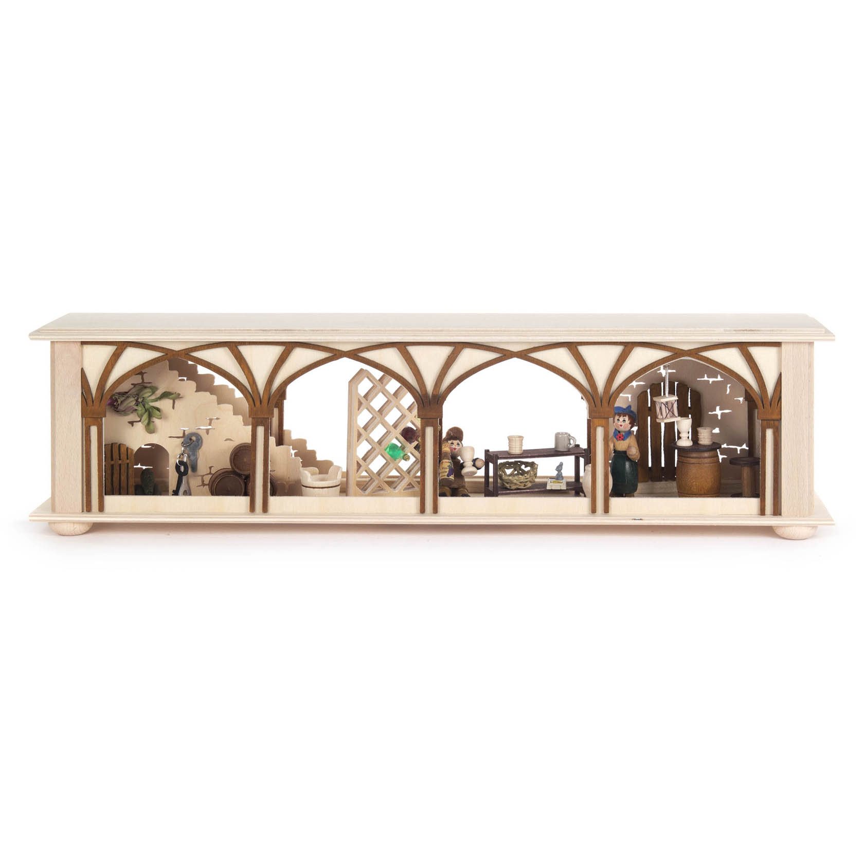 Dekorativer Miniatur-Weinkeller mit detailgetreuer, elektrischer Beleuchtung. Figuren bei der Weinherstellung, Weinfässer und Bar in Holzkulisse.