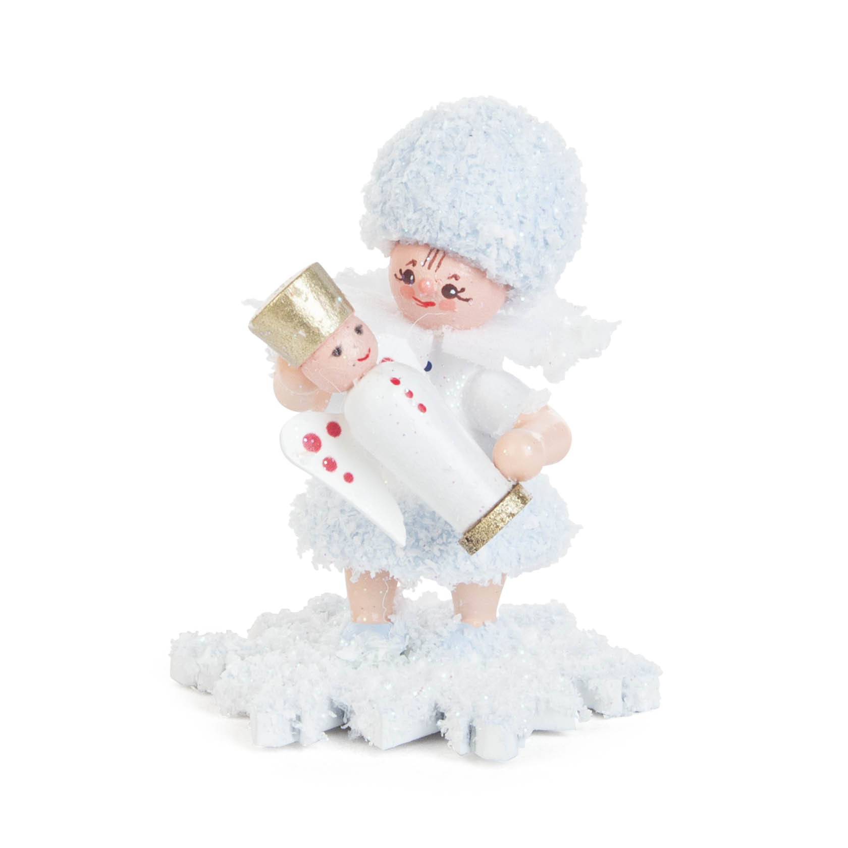 Eine kleine Figur eines Mädchens in Schneeoptik hält einen weißen Engel mit goldenen Details und roten Punkten. Beide Figuren stehen auf einer schneeflockenförmigen Basis. im Dregeno Online Shop günstig kaufen