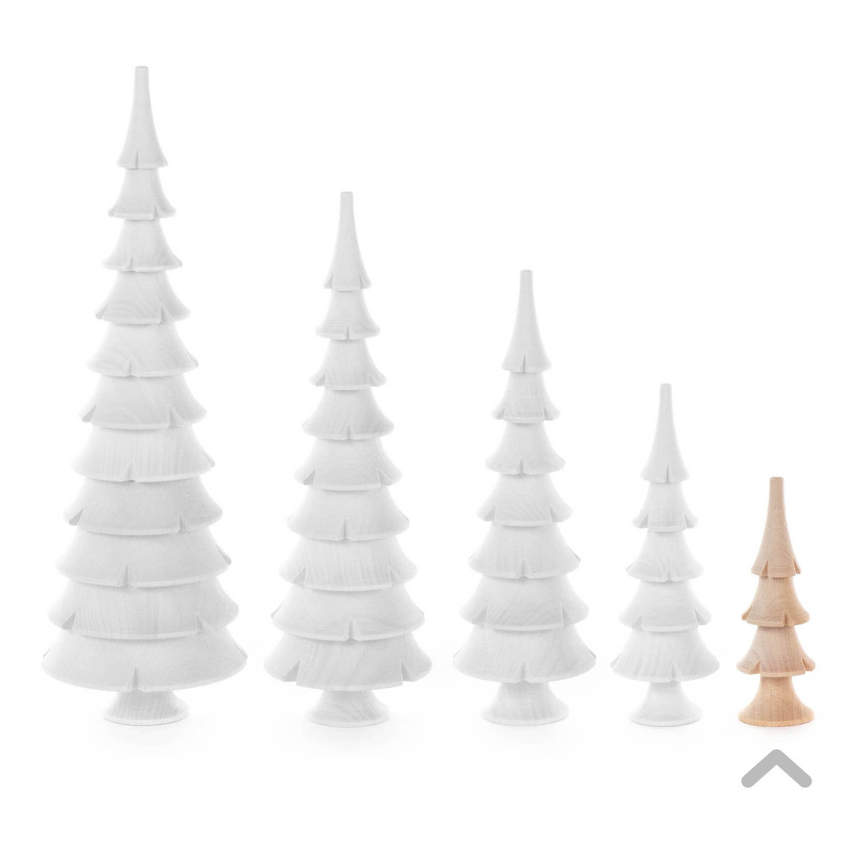 Eine Gruppe von sechs dekorativen Holz-Weihnachtsbäumen, fünf in Weiß und einer in Naturholzfarbe, in unterschiedlichen Größen von groß nach klein angeordnet.