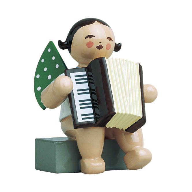 Holzfigur eines Engels mit Flügeln, der ein Akkordeon spielt, sitzend auf einem kleinen grünen Sockel. im Dregeno Online Shop günstig kaufen