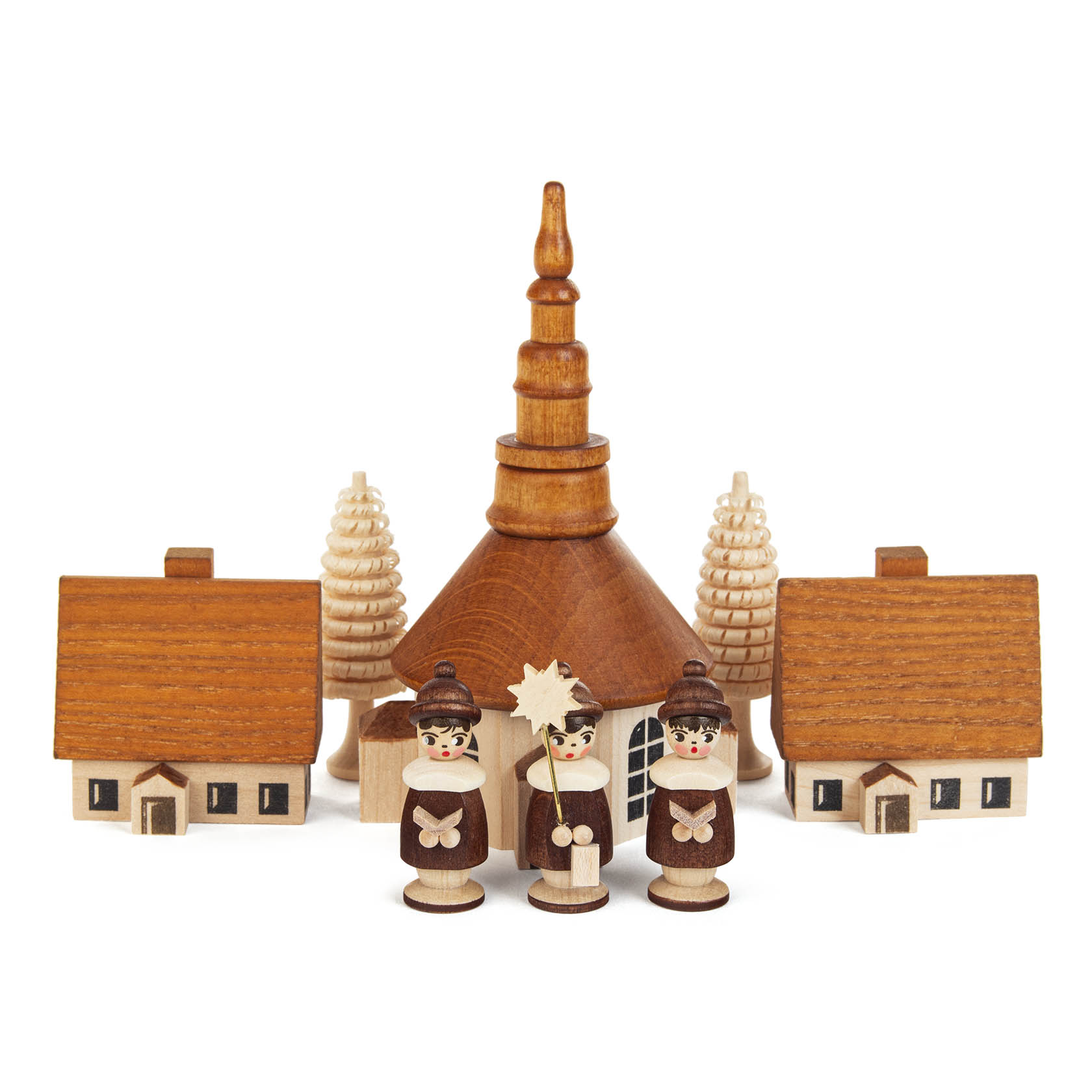 Drei Kurrende-Sänger aus Holz mit Notenblättern stehen vor einer Holzkirche im typisch erzgebirgischen Stil, flankiert von zwei Holzhäusern und Bäumen. im Dregeno Online Shop günstig kaufen