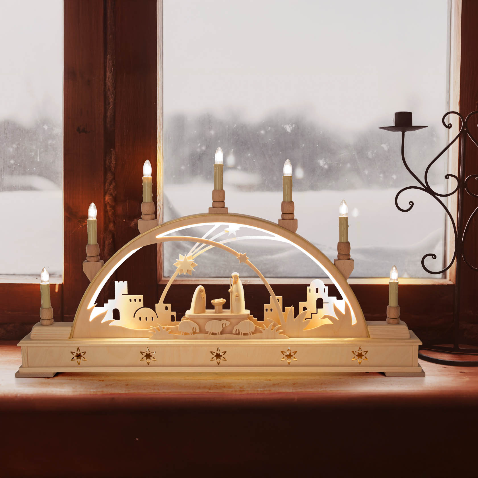 Ein elektrisch beleuchteter Schwibbogen zeigt die Weihnachtskrippe mit Maria, Josef und dem Jesuskind unter einem geschwungenen Bogen mit elektrischen Kerzen.