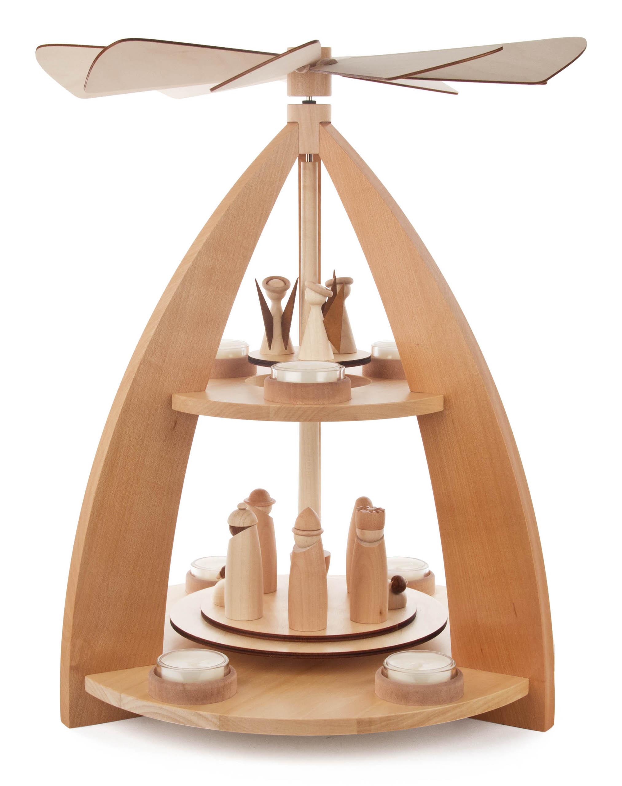 Holzpyramide mit zwei Ebenen; oben Engel und Krippefiguren, unten Holzfiguren der Heiligen Drei Könige. Teelicht-Halterungen daneben, Flügelrad obendrauf.