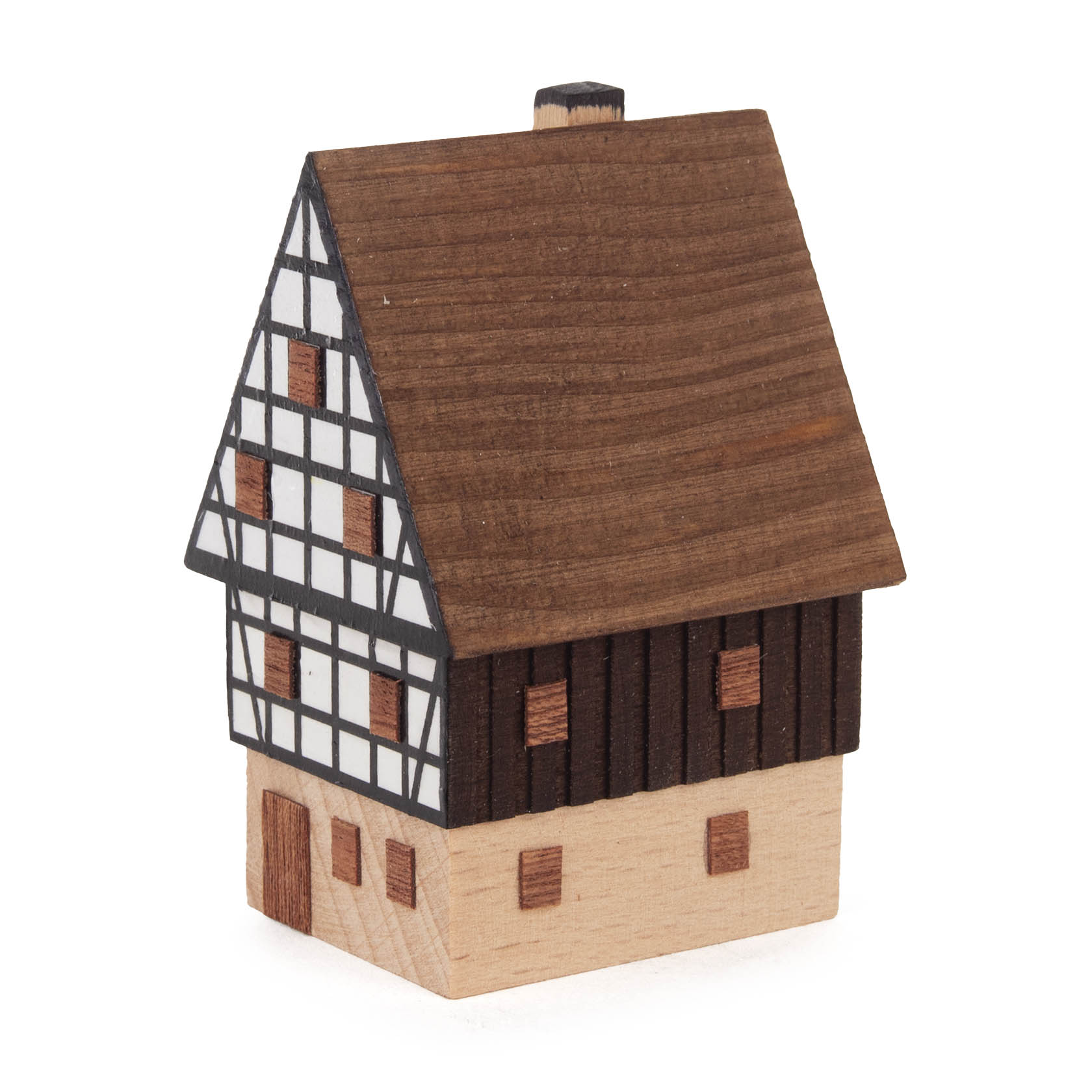Holzmodell eines zweistöckigen Fachwerkhauses mit dunklem Fachwerkgiebel und kleinem Anbau.