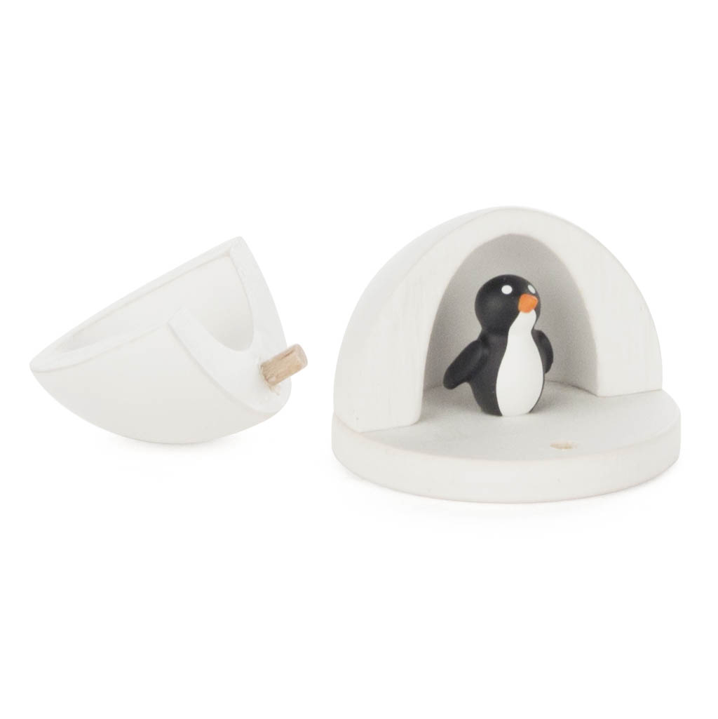 Kleiner Pinguin aus Holz, stehend in einem runden, weißen Holziglu mit abnehmbarem Dach.