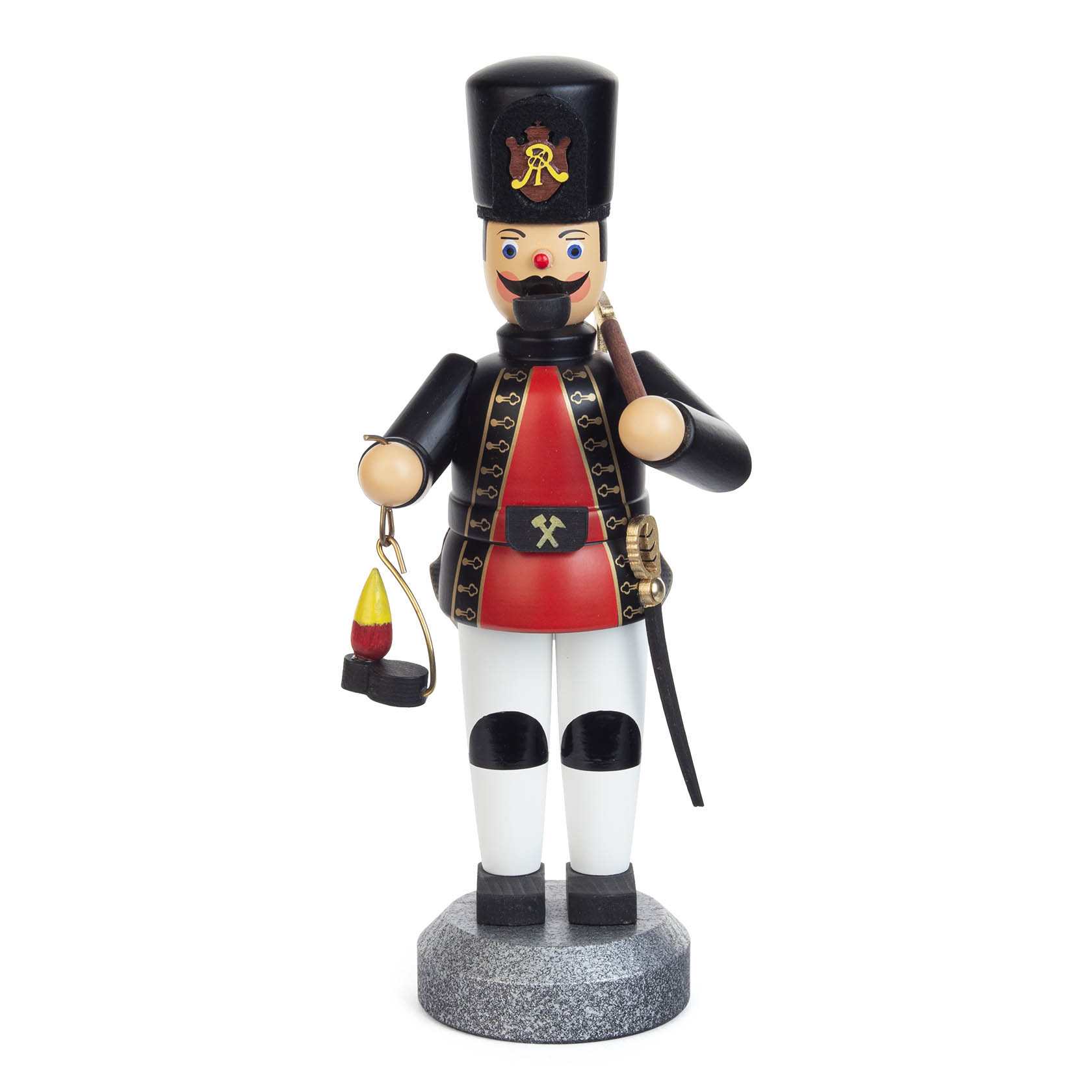 Räuchermann in traditioneller Bergmannskleidung mit rotem Hemd, schwarzem Hut und Jacke, weißen Hosen. Der Räuchermann hält eine Laterne mit einem kleinen Licht. im Dregeno Online Shop günstig kaufen