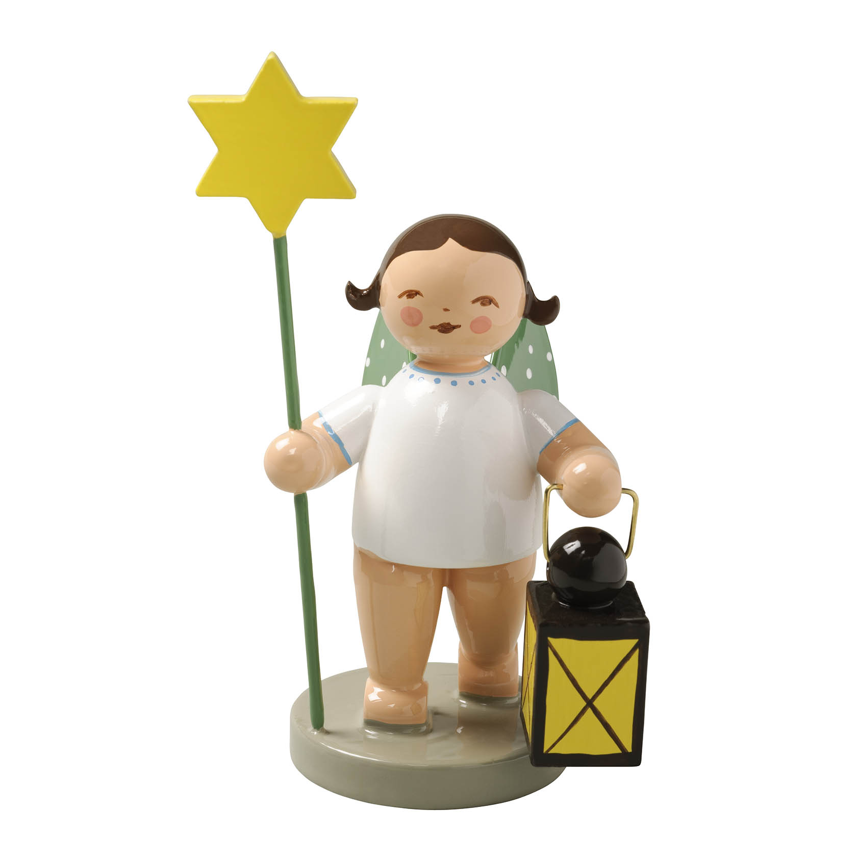 Holzfigur eines Engels mit kurzen braunen Haaren, grün-weißen Flügeln, einem gelben Sternstab und einer gelben Laterne, stehend auf einem runden Sockel. im Dregeno Online Shop günstig kaufen