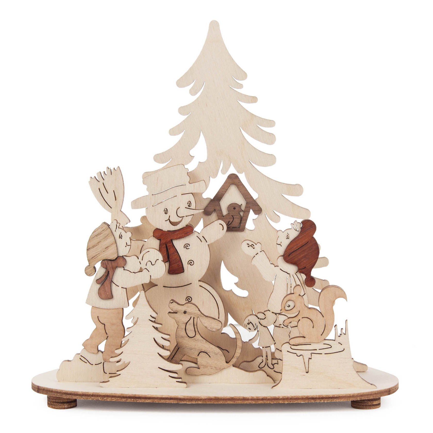 Verschneiter Holz-Teelichthalter mit fünf Ebenen, auf denen Kinder in Winterkleidung um einen Schneemann mit Baum und Tieren stehen.