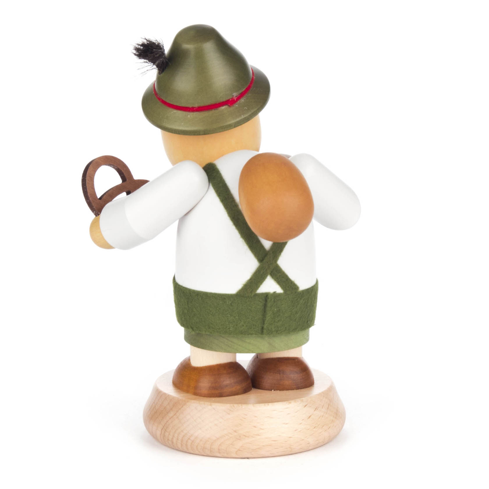 Ein hölzerner Räuchermann in bayerischer Tracht mit grünem Hut und Lederhose, die Figur hält eine Brezel und trägt einen Rucksack auf dem Rücken.