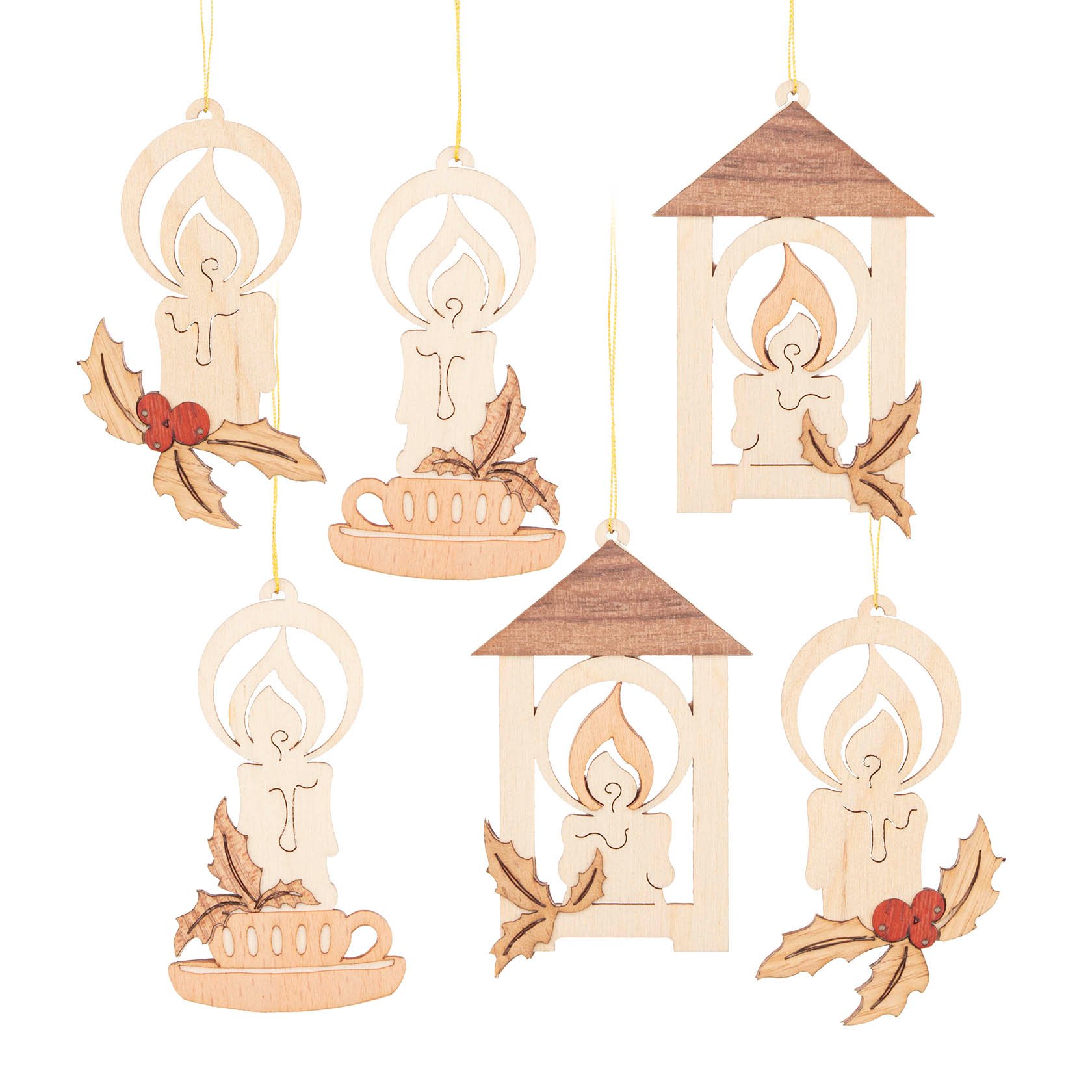 Sechs hölzerne Weihnachtsanhänger mit Kerzenmotiven, drei in Tassen und drei in Laternen, verziert mit Stechpalmenblättern und roten Beeren. im Dregeno Online Shop günstig kaufen