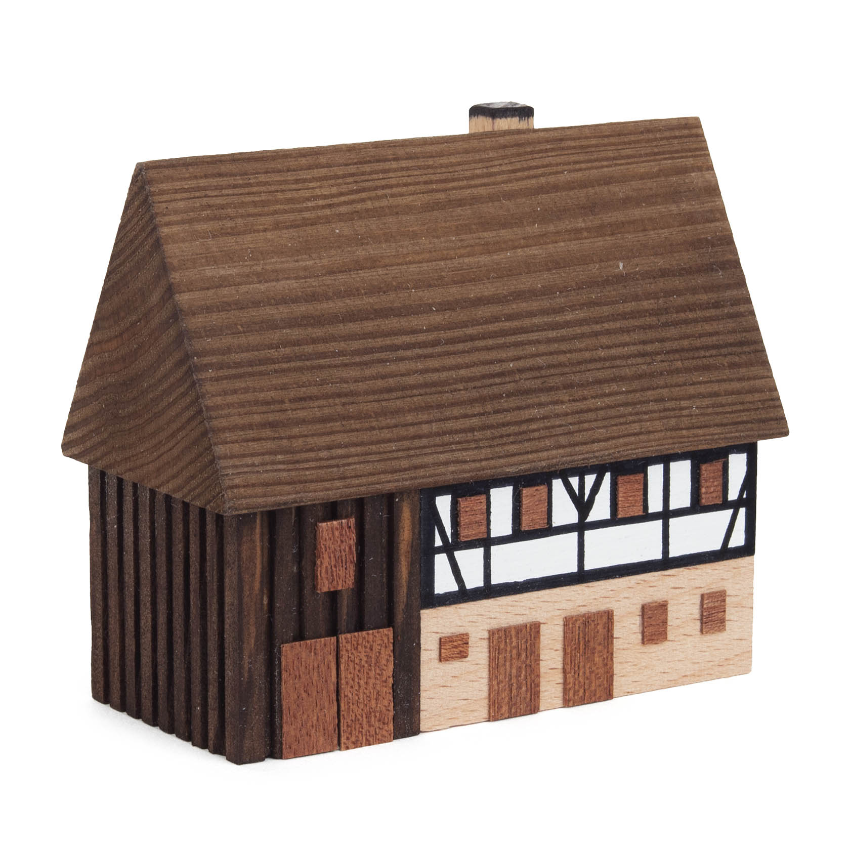 Holzmodell eines traditionellen deutschen Wohnstallhauses, mit Fachwerk auf der Oberseite und Holztüren im Erdgeschoss, präsentiert auf weißem Hintergrund. im Dregeno Online Shop günstig kaufen