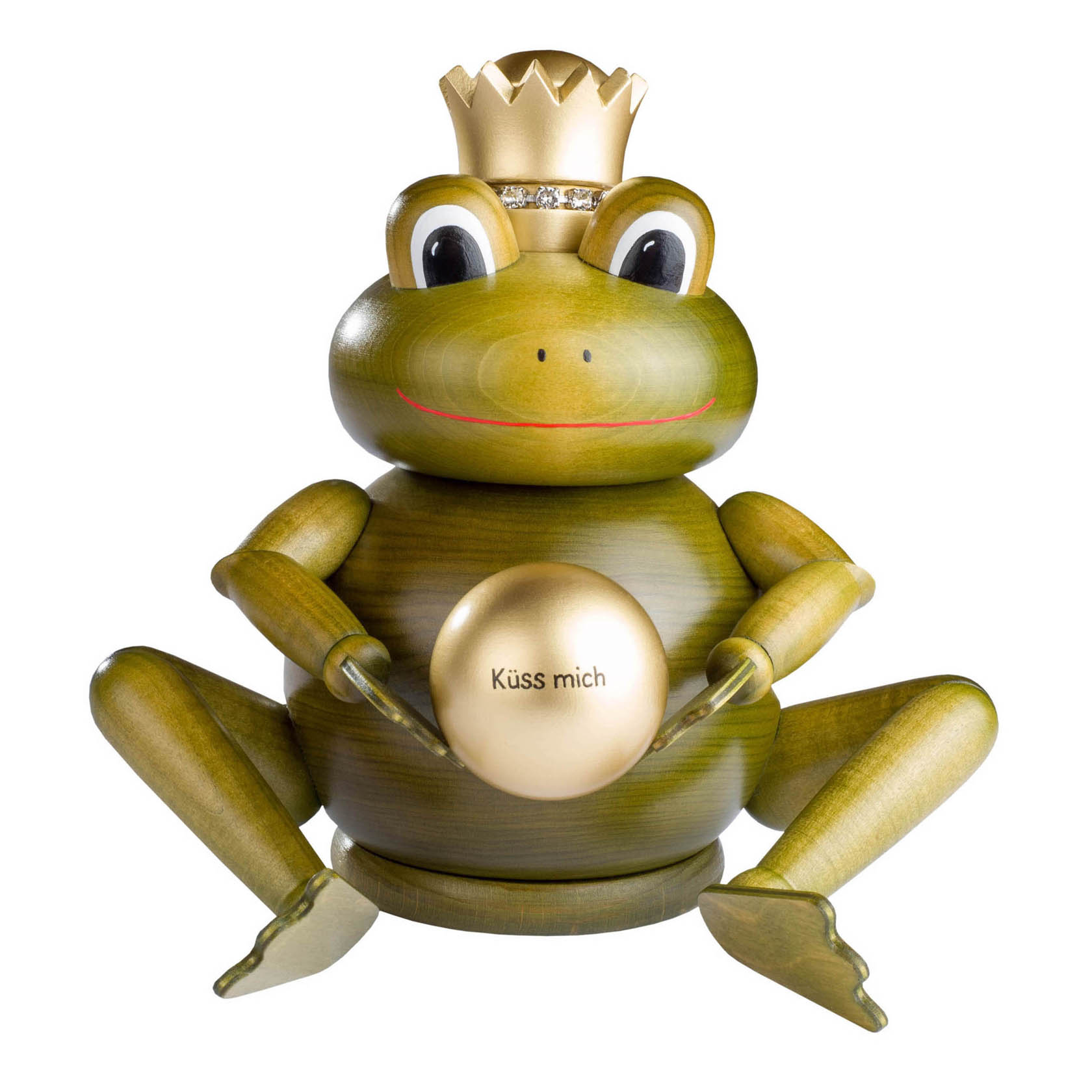 Holzfigur in Form eines Froschkönigs mit Krone, der auf einer Kante sitzt und eine goldene Kugel mit der Aufschrift 'Küss mich' hält. im Dregeno Online Shop günstig kaufen