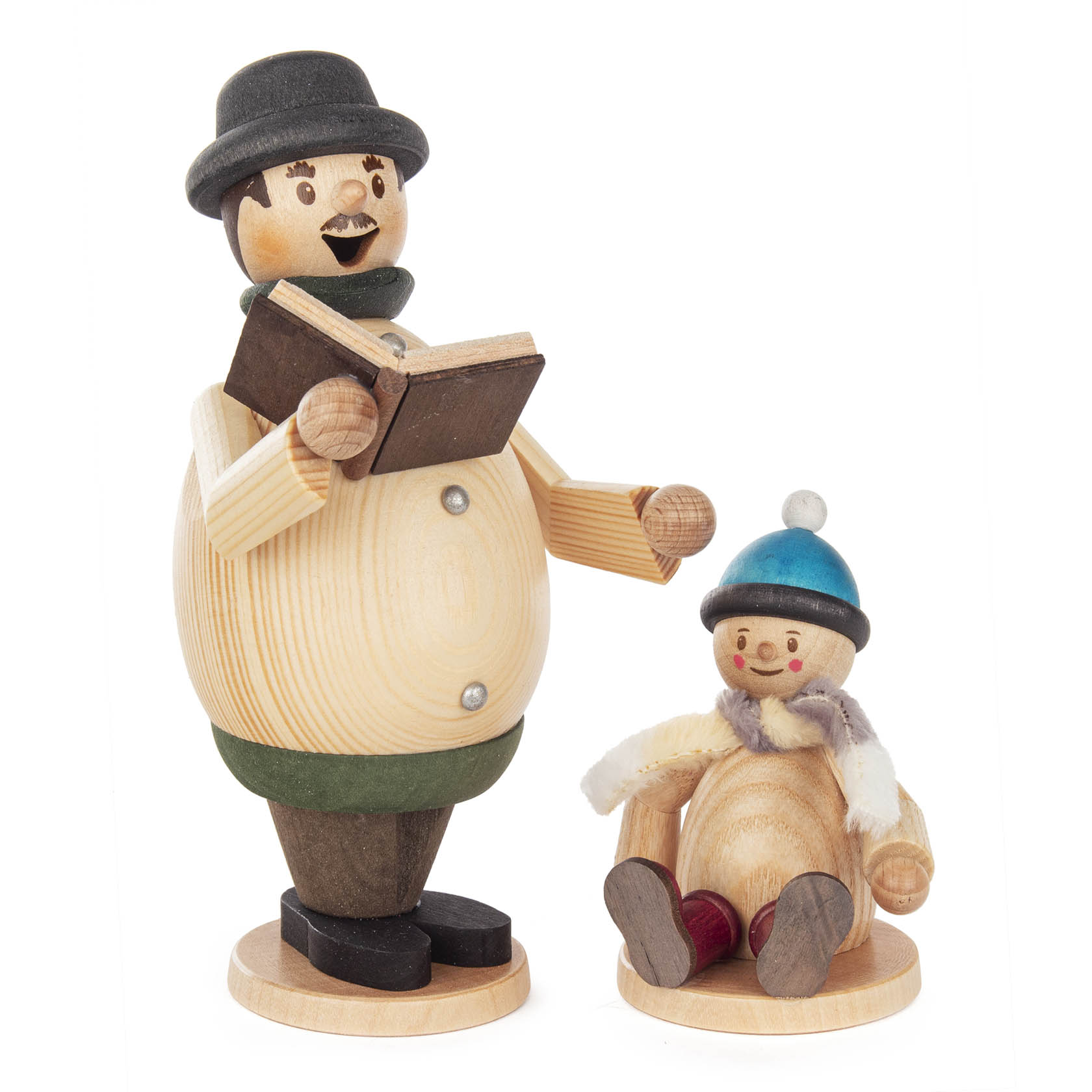 Holz-Räuchermann mit schwarzem Hut und Buch in der Hand, sitzt neben einer kleiner Figur mit blauem Hut. im Dregeno Online Shop günstig kaufen