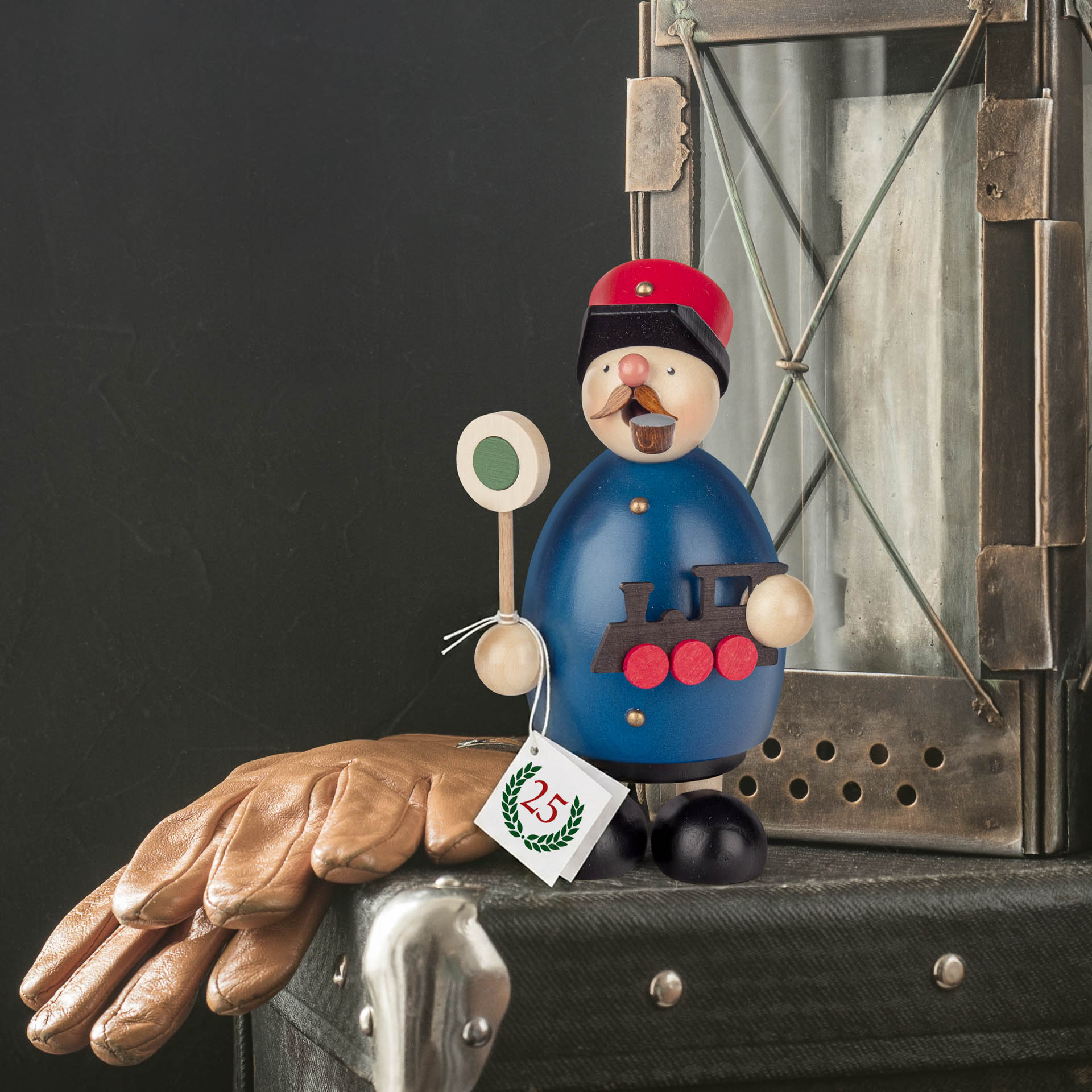 Ein erzgebirgisches Räuchermännchen Eisenbahner mit bedruckter Karte als Mitarbeiterpräsent zum Jubiläum