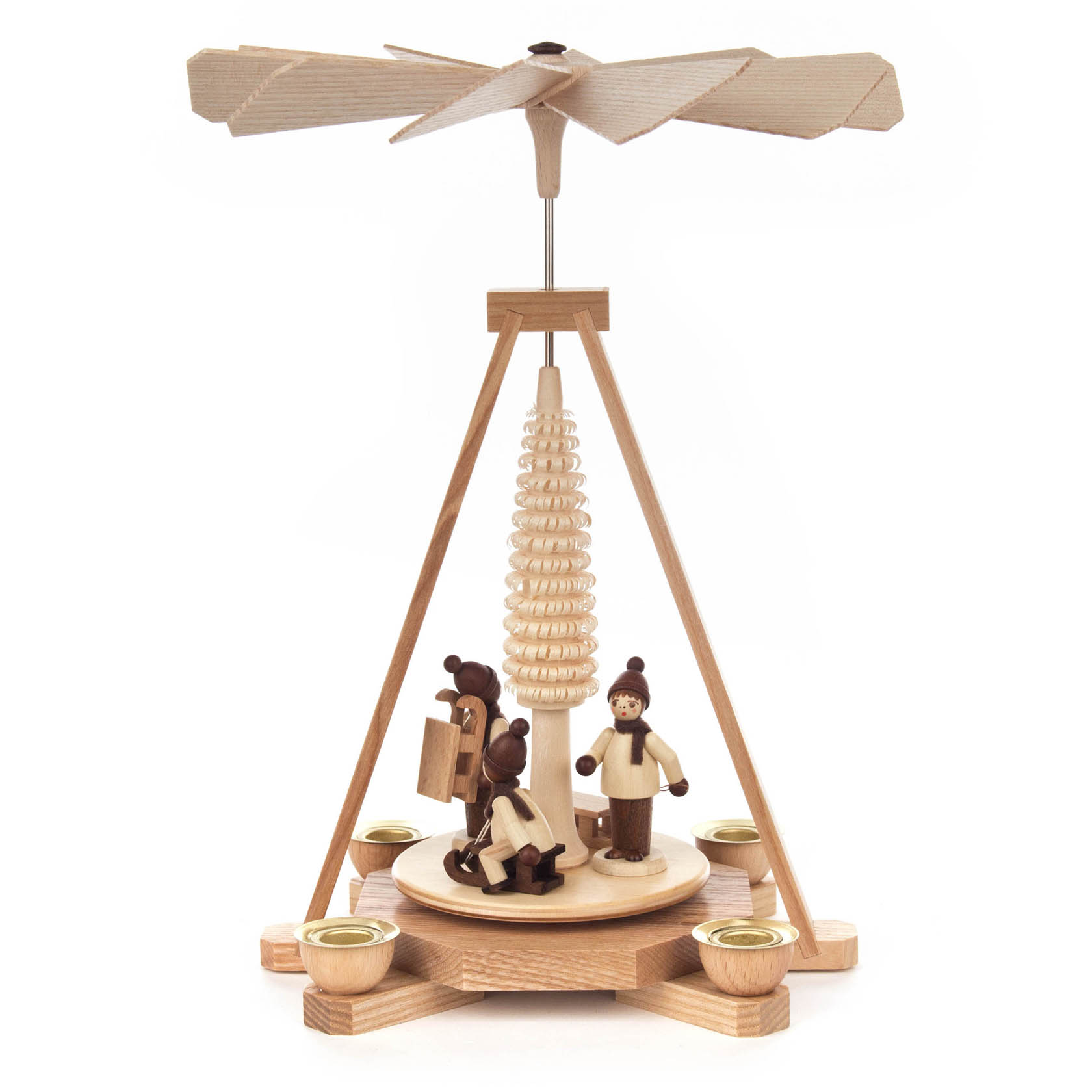 Natürliche Weihnachtspyramide mit zwei kleinen Figuren auf Schlitten, die winterlich gekleidet sind. Die Pyramide hat einen Baum in der Mitte und einen Propeller oben. im Dregeno Online Shop günstig kaufen