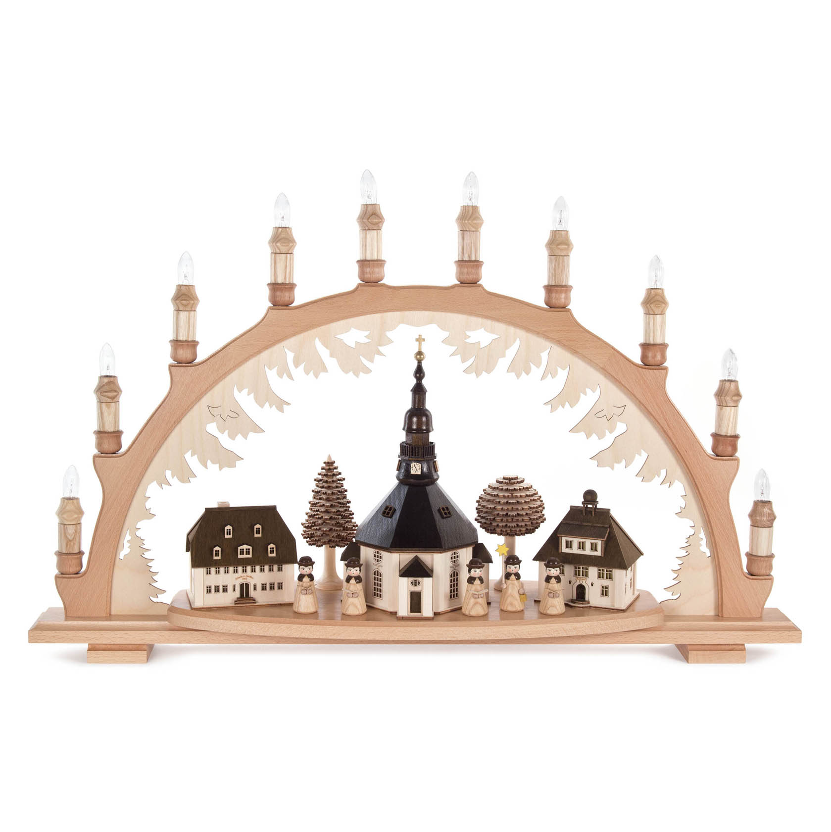 Ein elektrisch beleuchteter Schwibbogen mit dem Seiffener Dorf und Kurrendefiguren. Gebäude und Bäume sind detailreich gestaltet und ebenfalls beleuchtet. im Dregeno Online Shop günstig kaufen