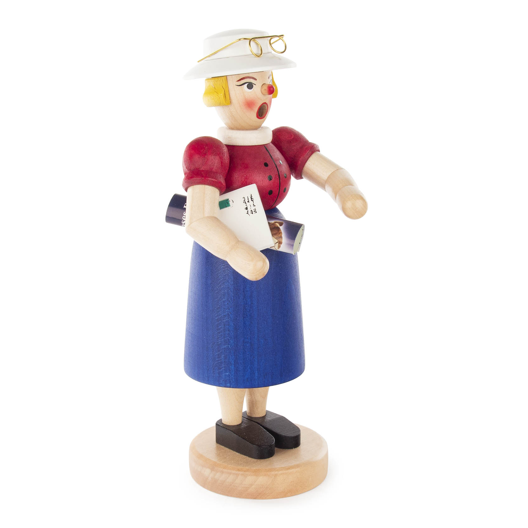 Holzfigur einer Sekretärin mit weißem Hut, Brille, roter Bluse und blauem Rock. Sie hält Dokumente in der rechten Hand.