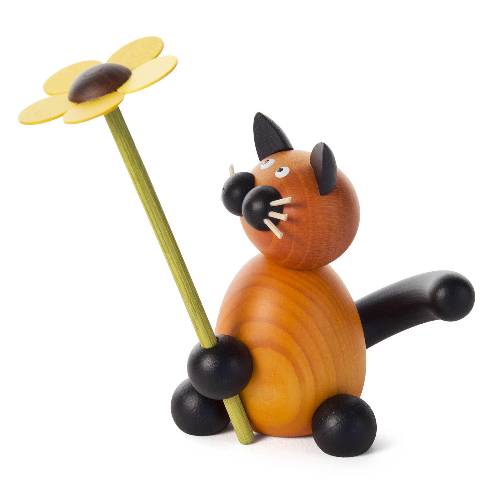 Holzfigur einer sitzenden Katze mit einem gestreiften orangen Körper und schwarzen Gliedmaßen, die eine gelbe Blume mit langem Stiel hält. im Dregeno Online Shop günstig kaufen