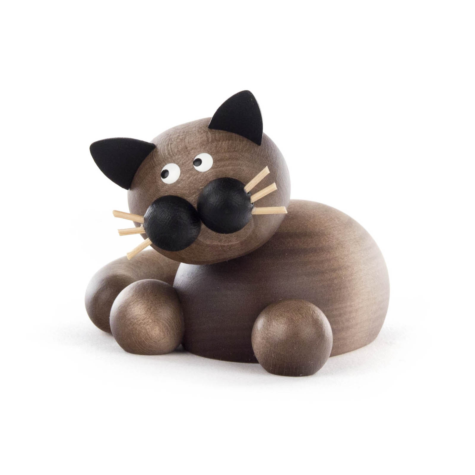 Kleine, aus Holz gefertigte Katze in Grau-Schwarz mit schwarzen Ohren und Nase, sitzt verspielt mit großen runden Augen und Stäbchen als Schnurrhaaren. im Dregeno Online Shop günstig kaufen