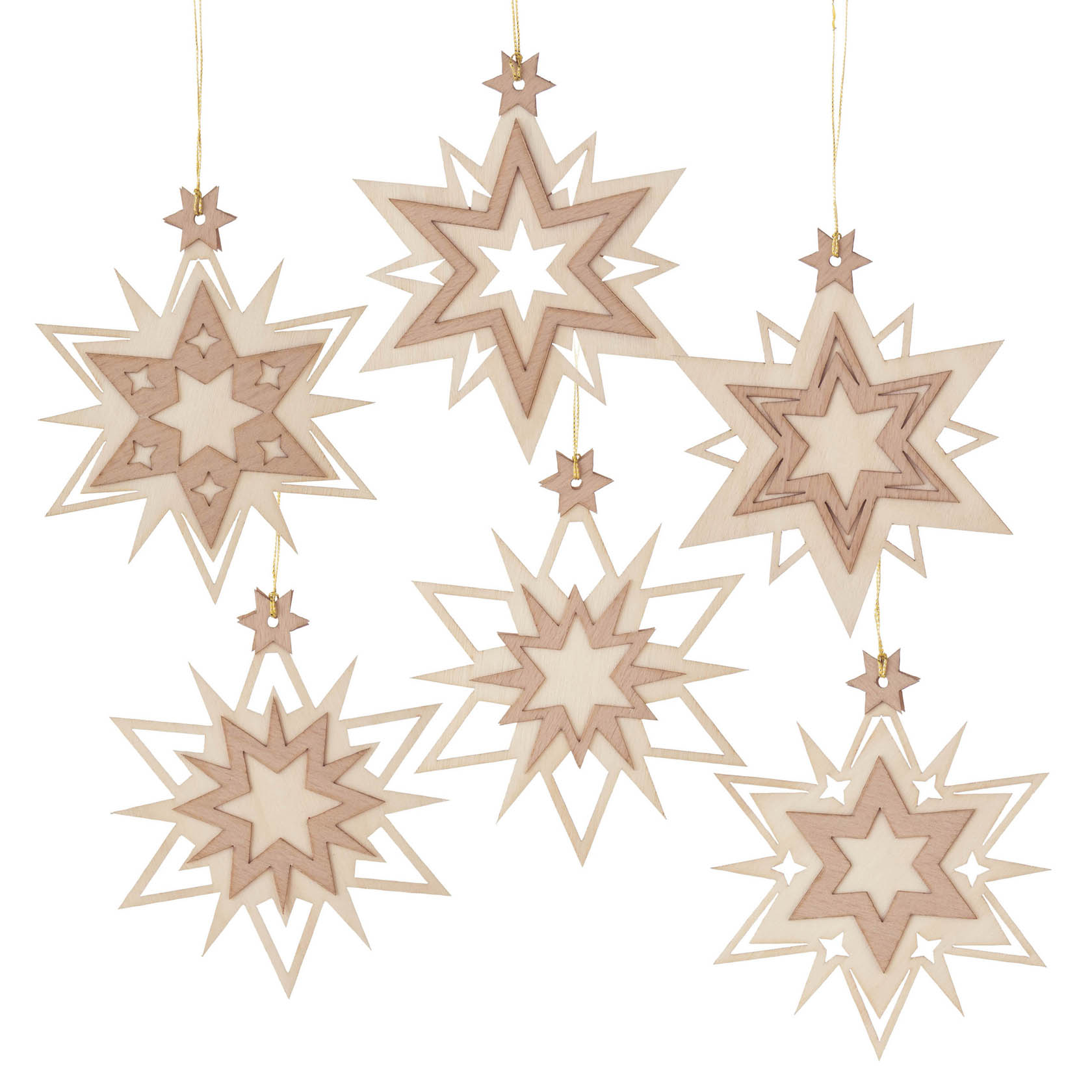 Sechs hölzerne Schneekristall-Anhänger mit geometrischen, sternförmigen Designs und dünnen Aufhängefäden.