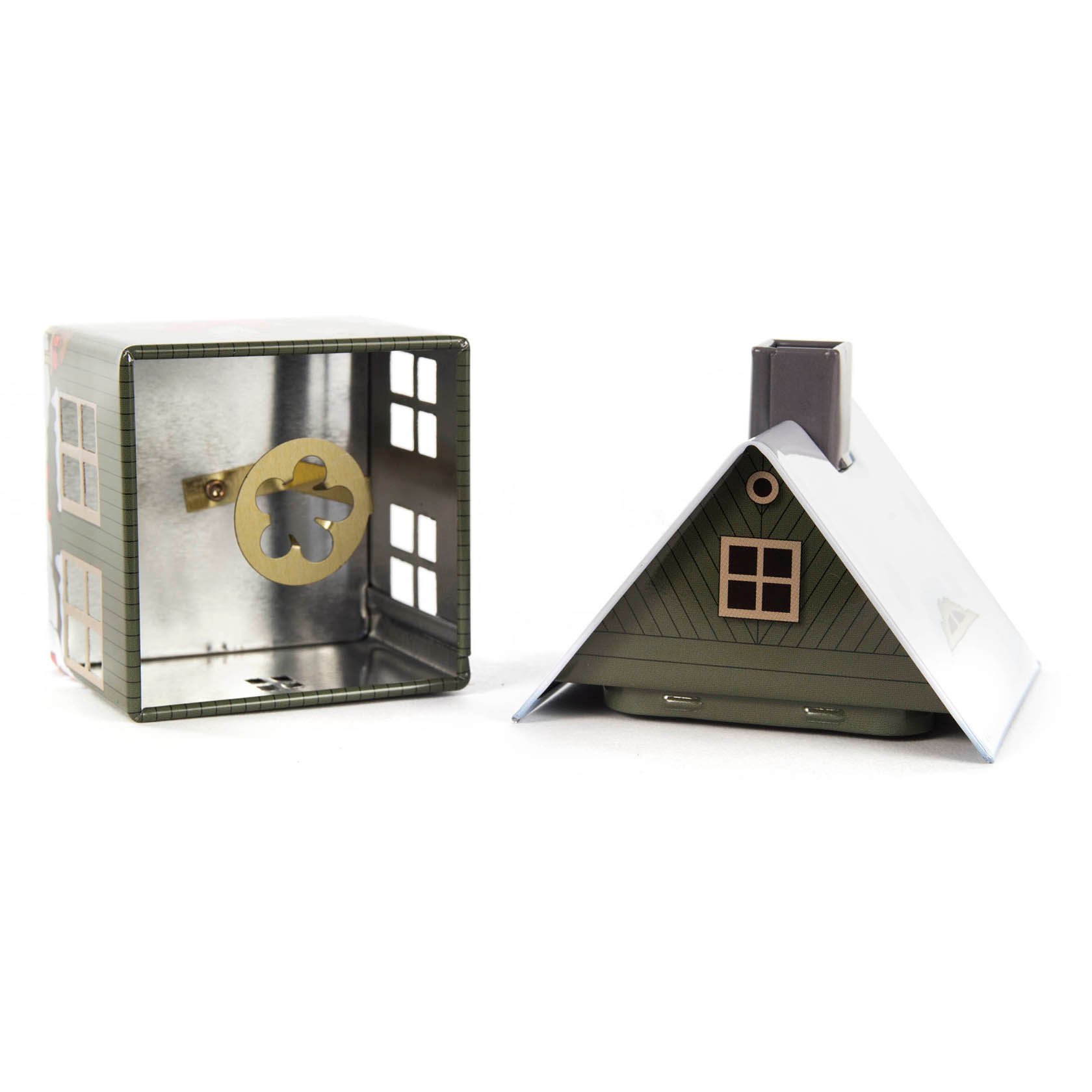 Ein metallisches Räucherhaus mit Weihnachtsmotiv. Es besteht aus zwei Teilen: einem quadratischen Unterteil und einem spitz zulaufenden Dach mit Fenstern.