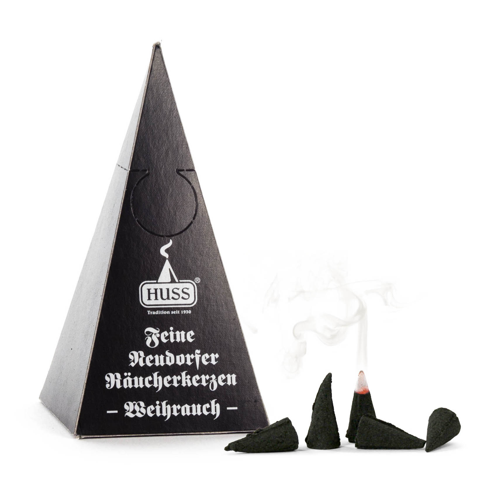 Dreieckige schwarze Verpackung von Feine Neudorfer Räucherkerzen mit angezündeter schwarzer Räucherkerze, aus der Rauch aufsteigt.
