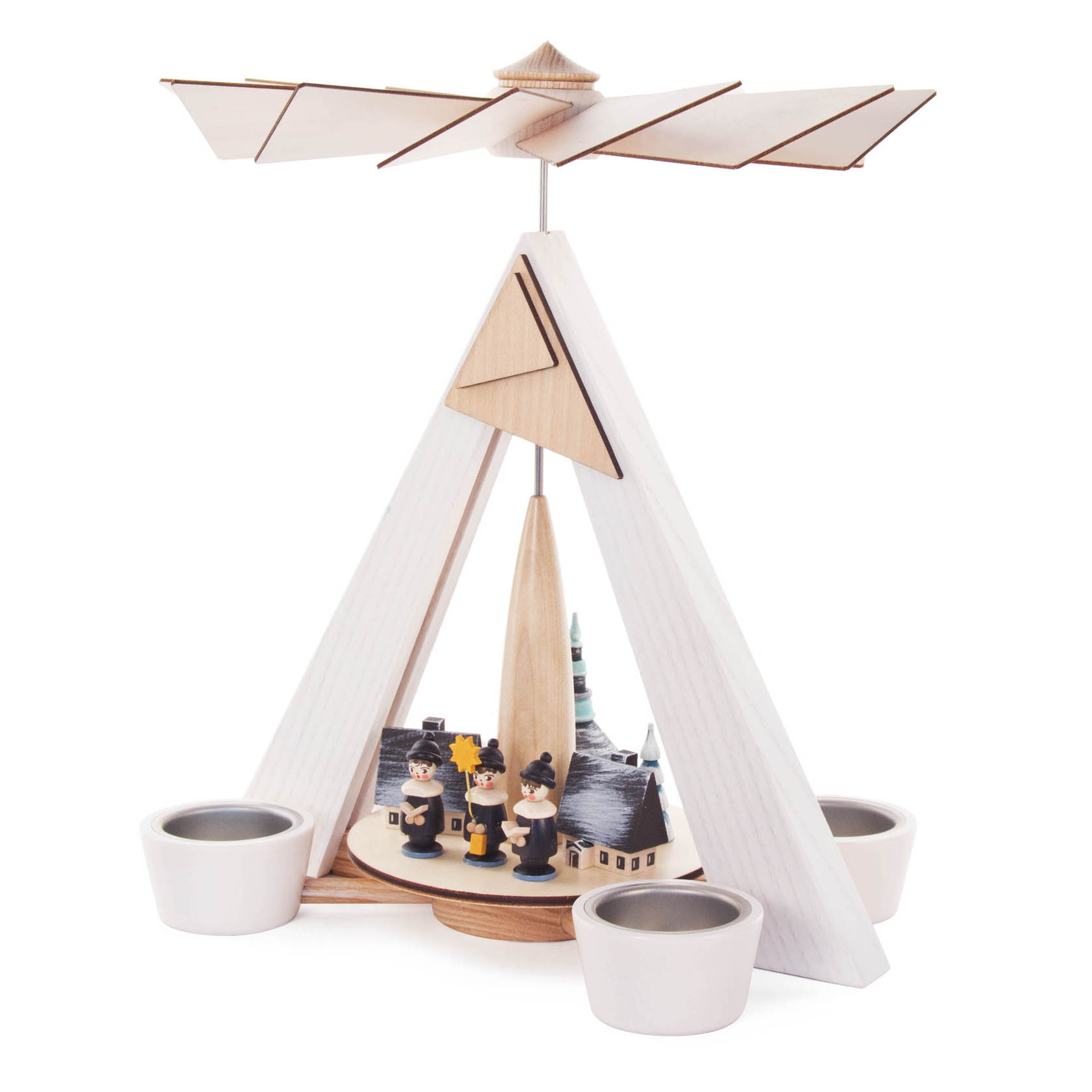 Weiße Pyramide mit farbigen Figuren eines Seiffener Dorfs und Kurrende, umgeben von Teelichthaltern.