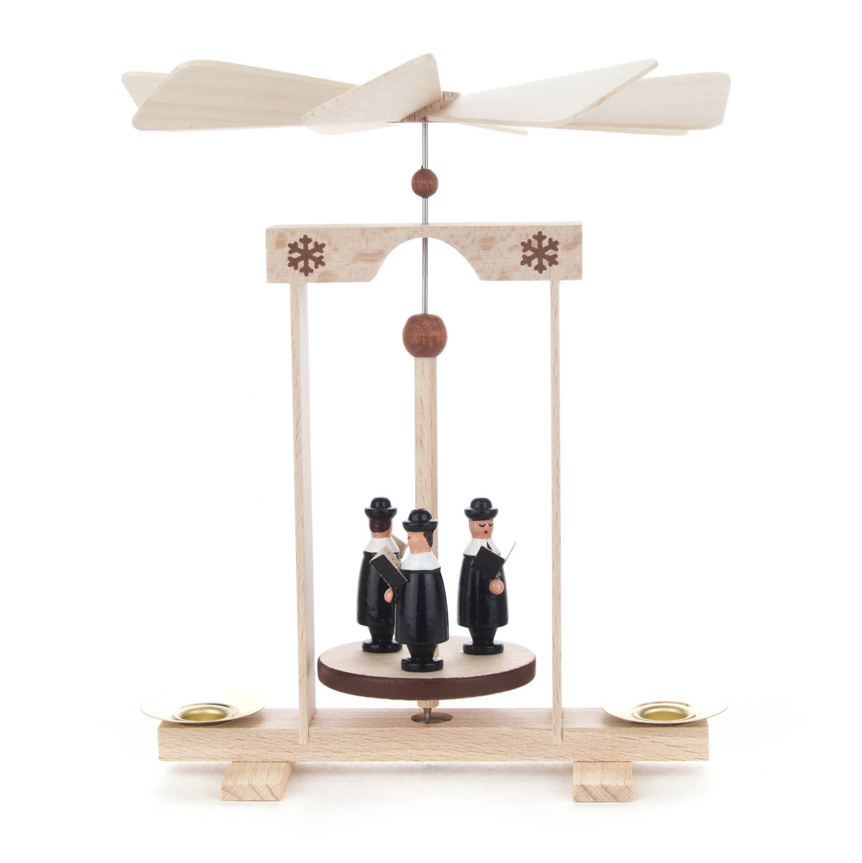 Ein traditionelles Räuchermännchen-Pyramide mit drei Kurrendesängern in schwarzer Kleidung, drehend unter großen Holzflügeln, gehalten von einer hölzernen Struktur. im Dregeno Online Shop günstig kaufen