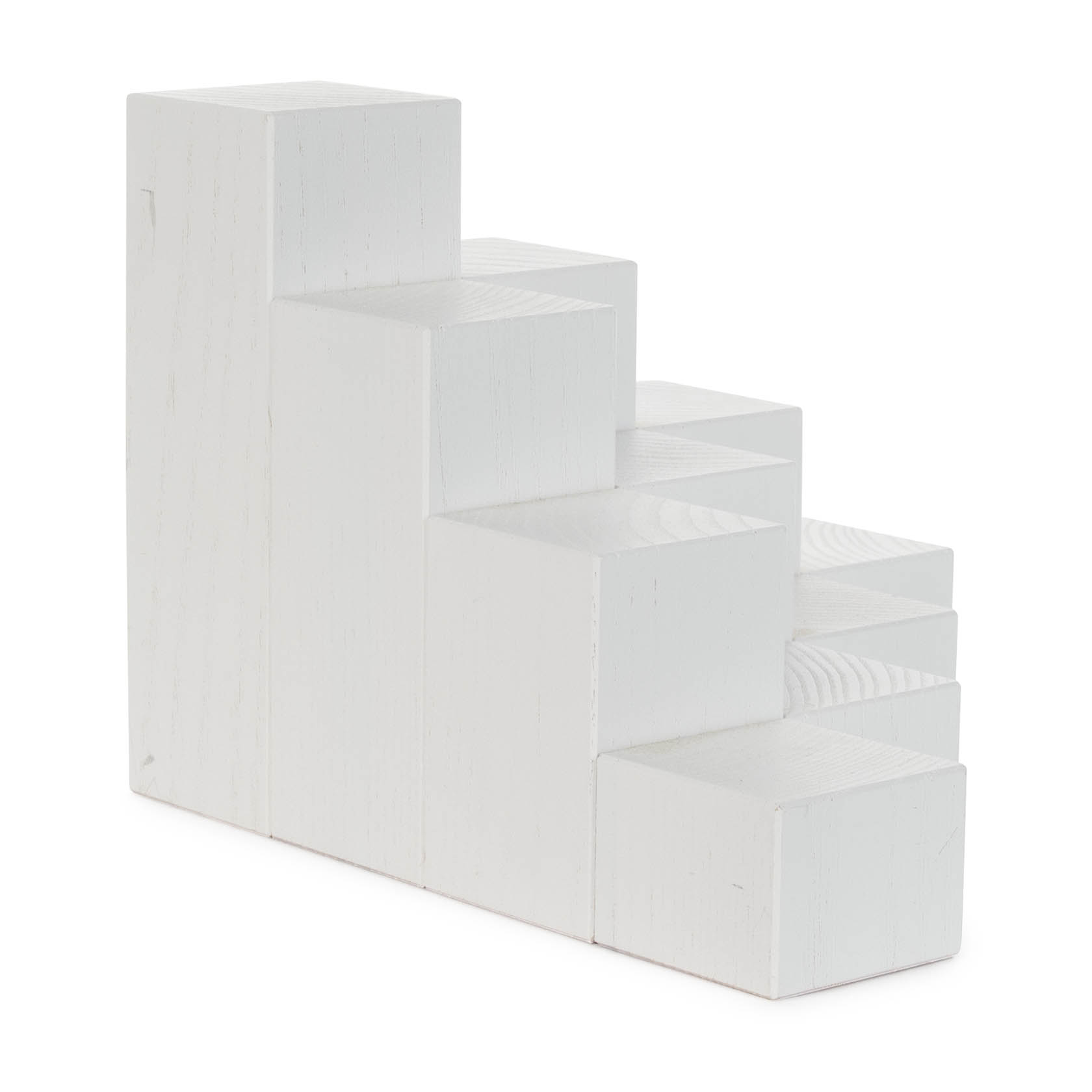 Eine pyramidenförmige Struktur aus zehn weißen Würfeln, die als Treppe angeordnet sind. Jeder Würfel hat eine Größe von 4x4 cm.