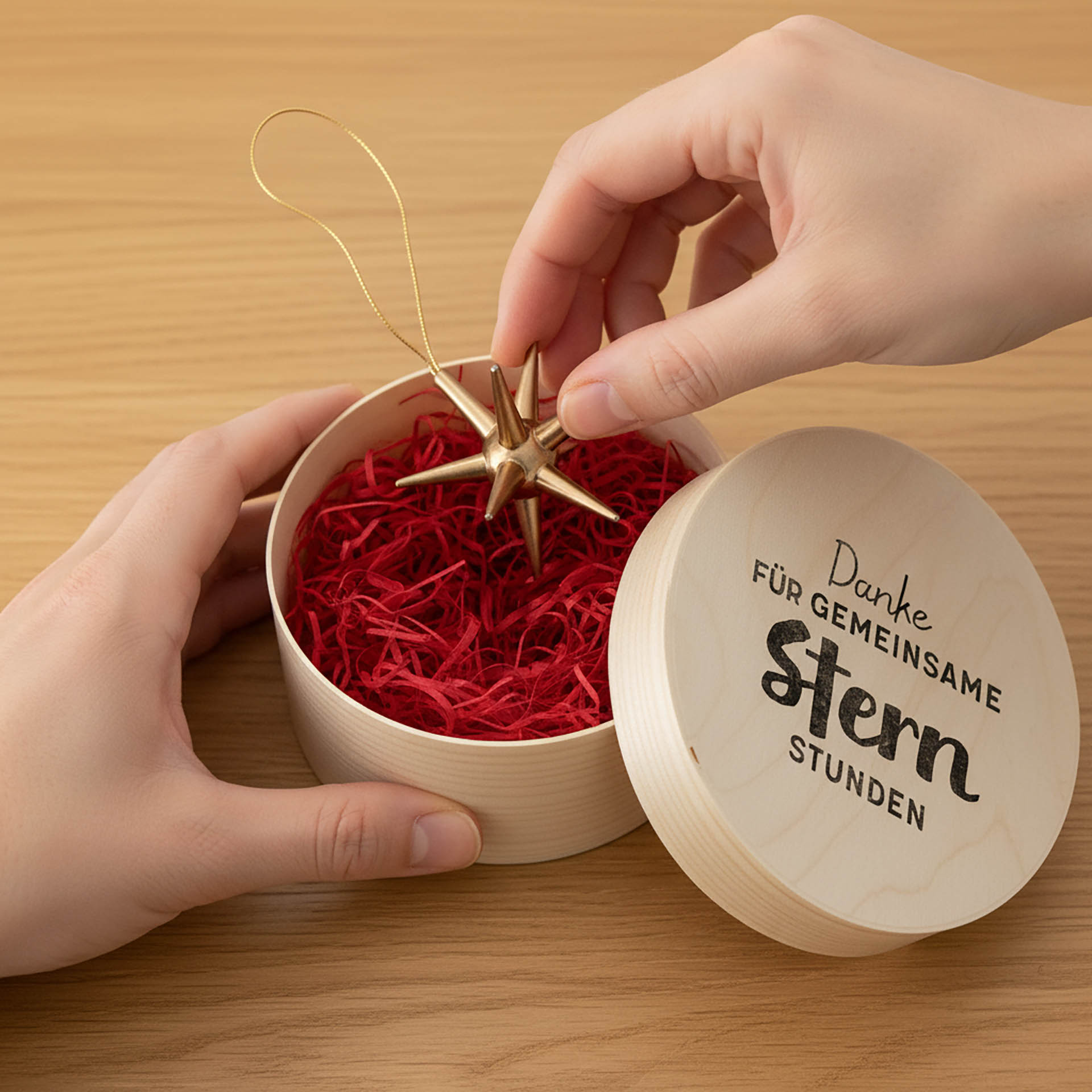 Eine individuelle Geschenkdose mit einem goldenen Stern als kleines Präsent für B2B-Kunden