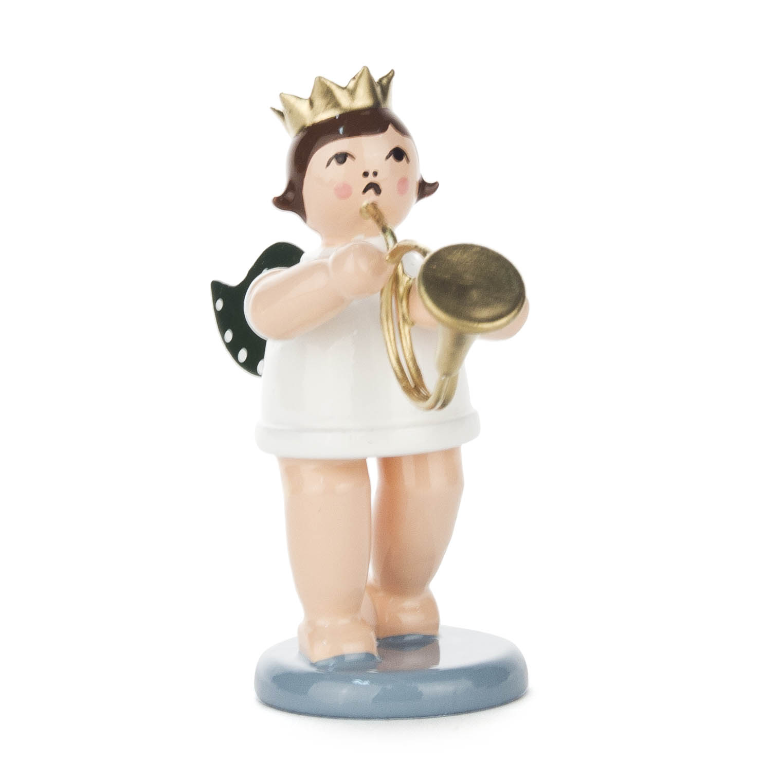 A wooden angel figurine with a gold crown, playing a horn and featuring green wings with white dots. im Dregeno Online Shop günstig kaufen