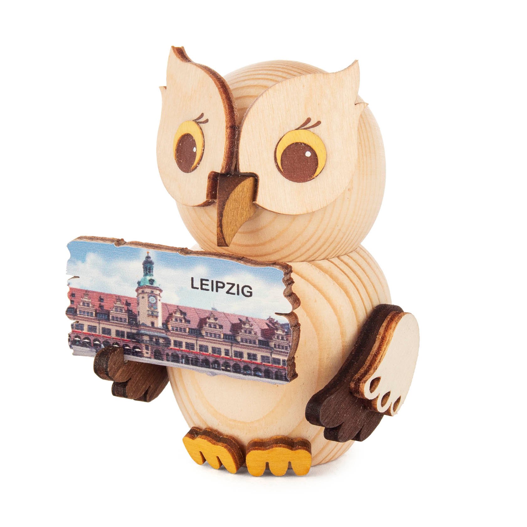A small wooden owl figurine holding a sign that reads 'Leipzig' with an image of a historic building. im Dregeno Online Shop günstig kaufen