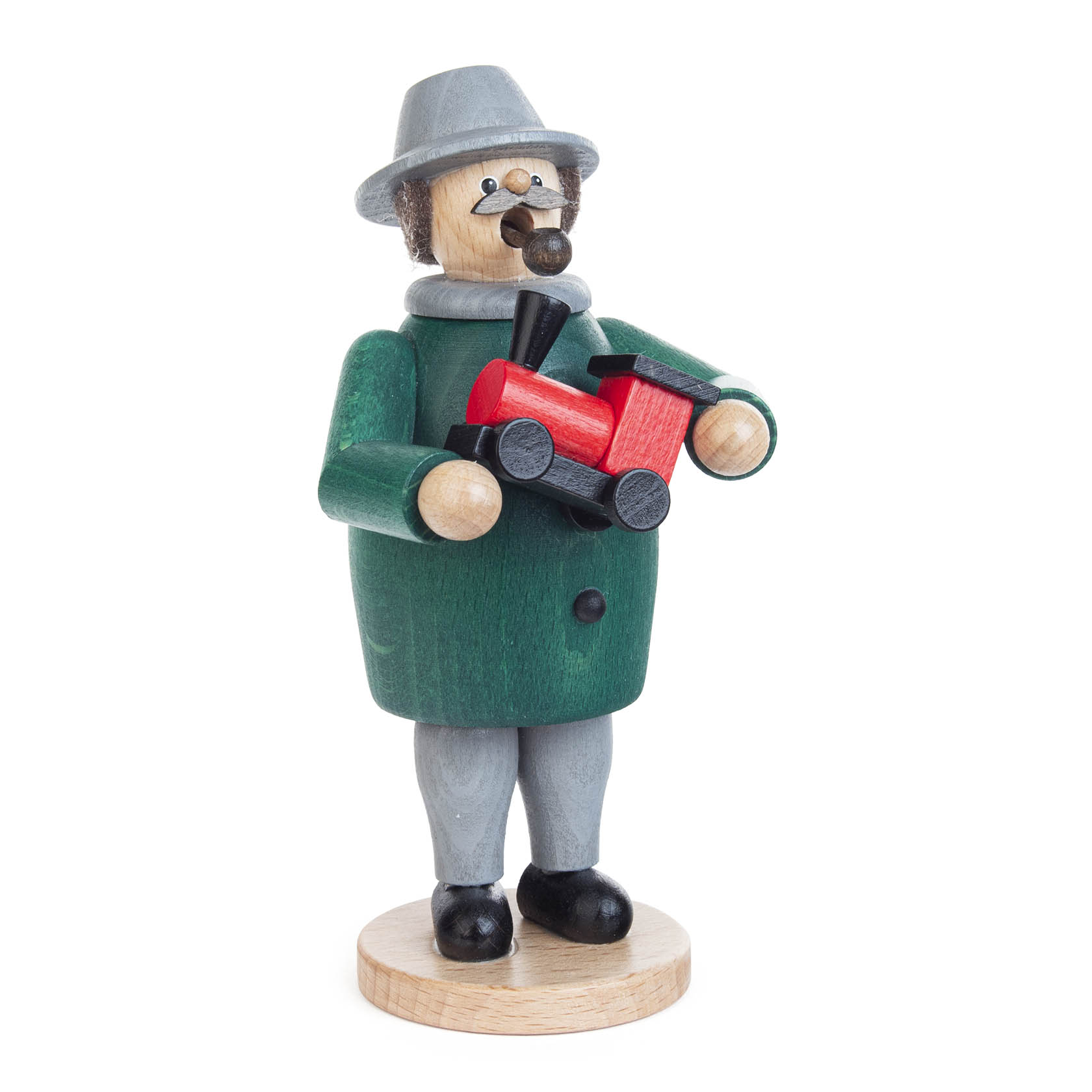 Holzfigur eines Räuchermanns in grünem Mantel und grauem Hut, der eine rote Modell-Eisenbahn in den Händen hält und eine Pfeife raucht.