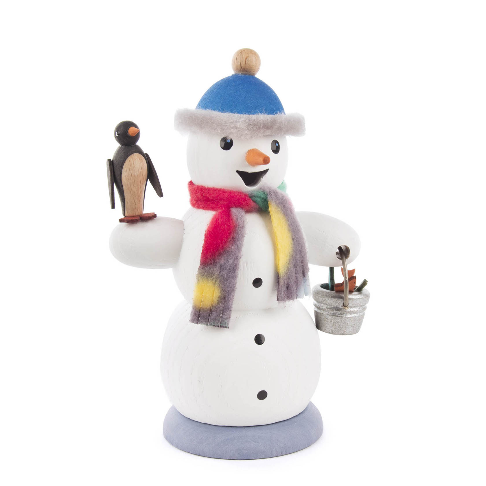 Ein lächelnder Räuchermann in Form eines Schneemanns mit einem blauen Hut und buntem Schal, hält einen kleinen Pinguin in der linken Hand und einen Eimer in der rechten. im Dregeno Online Shop günstig kaufen