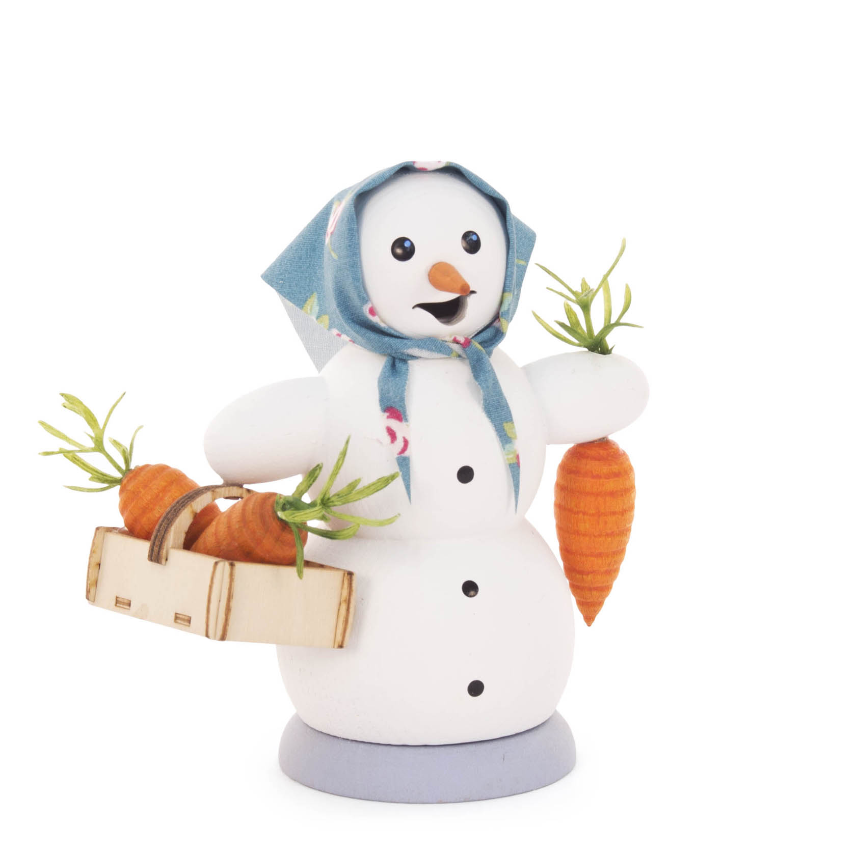 Eine Räucherfrau in Form einer Schneefrau mit blauem Kopftuch, Karottennase, hält Karotte in einer Hand und Holzkiste mit Karotten in der anderen. im Dregeno Online Shop günstig kaufen