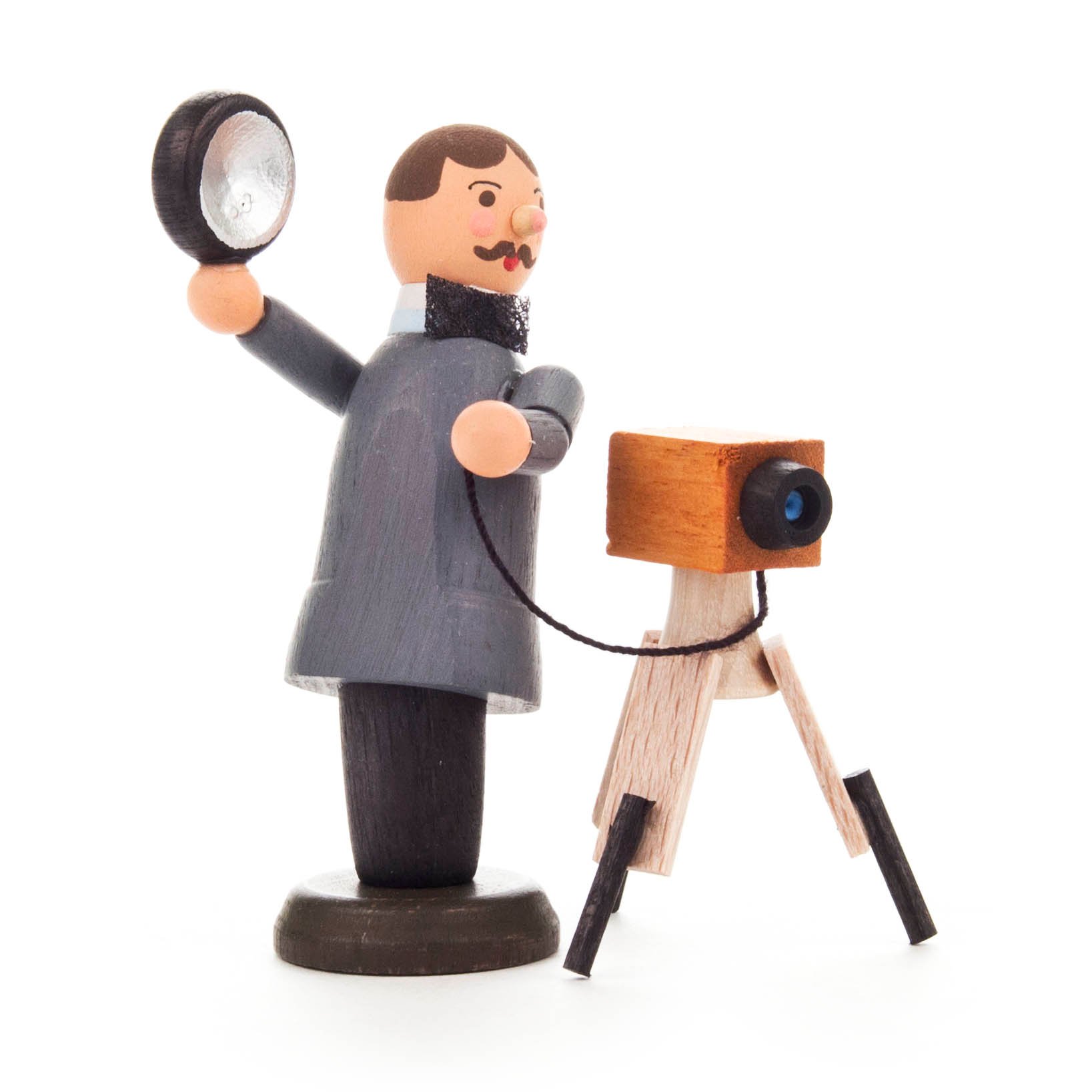 Holzfigur eines Fotografen mit grauem Anzug, Lupe in der Hand und einer Kamera auf einem Stativ daneben. im Dregeno Online Shop günstig kaufen