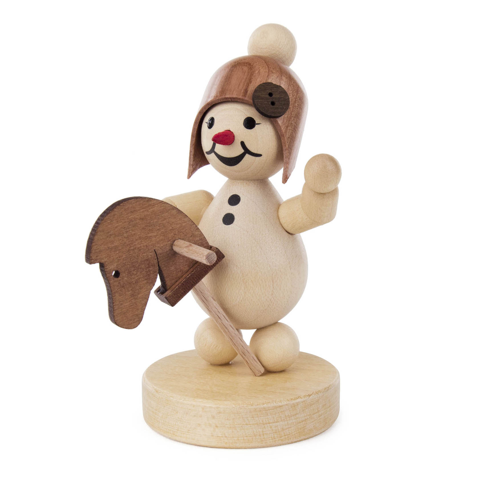 Holzfigur eines Schneemädchens mit einem Steckenpferd. Es trägt einen Holzhelm und hat einen roten Punkt als Nase, sowie zwei schwarze Knöpfe. im Dregeno Online Shop günstig kaufen