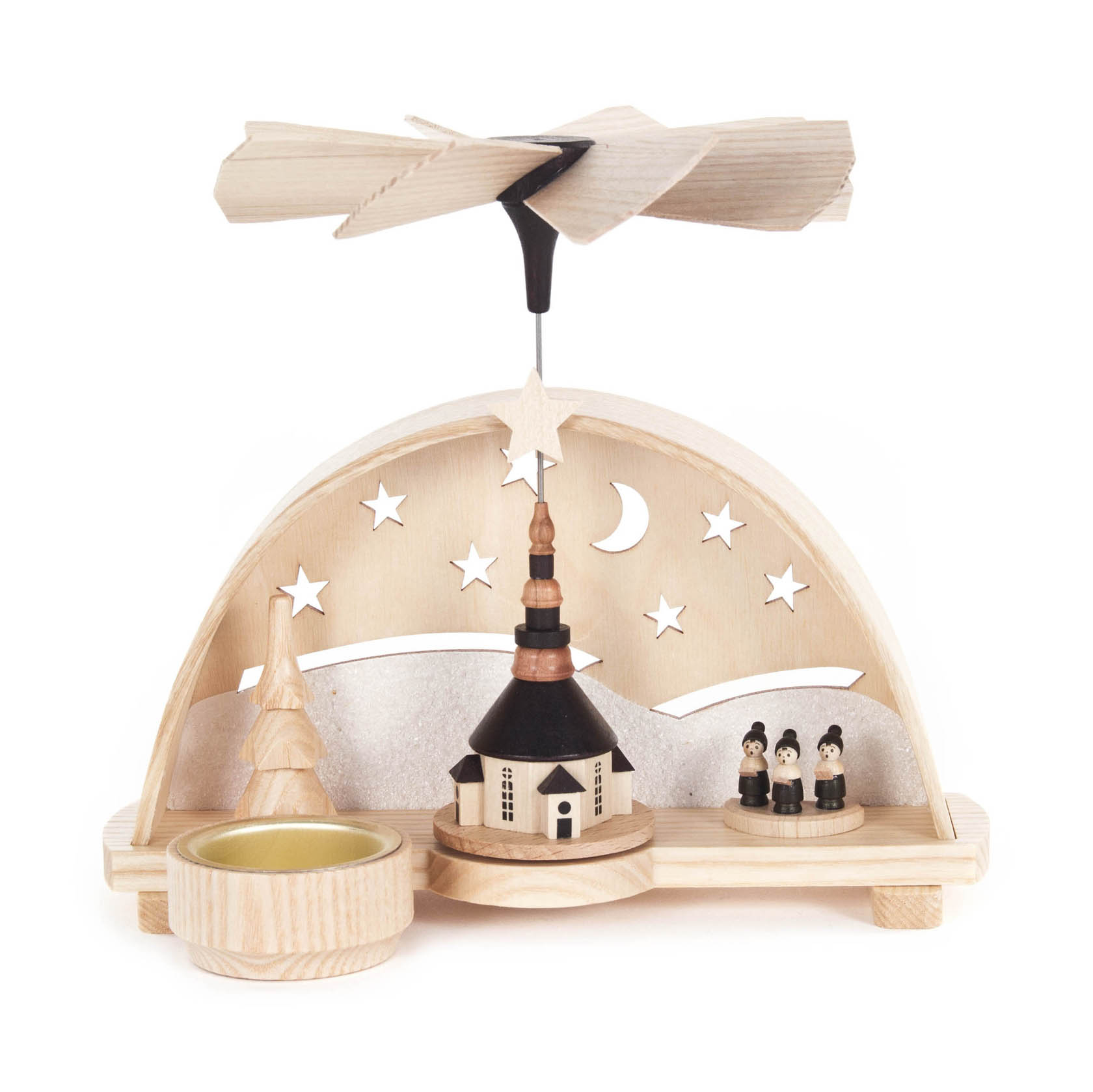 Ein kleiner Pyramidenschwibbogen aus Holz mit einer Seiffener Kirche und Kurrende-Figuren, dekoriert mit Sternen, einem Mond und einem Baum, für ein Teelicht geeignet. im Dregeno Online Shop günstig kaufen